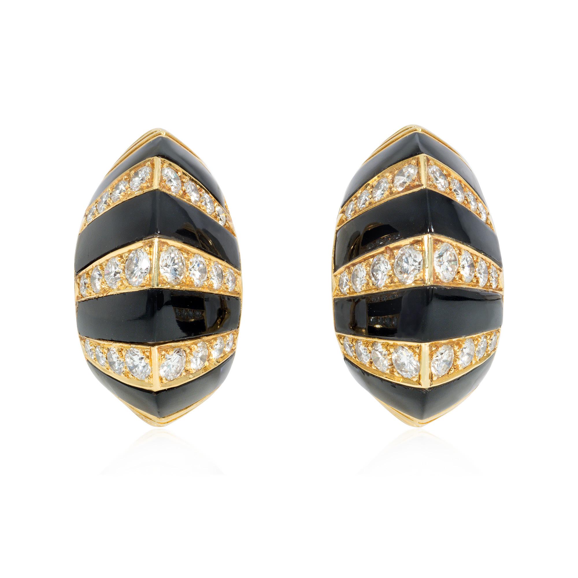 Ein Paar Clip-Ohrringe aus Gold, Diamanten und Onyx in 18 Karat mit nach vorne gerichteter halber Öse und abgeschrägter Oberfläche, die aus abwechselnden Onyx- und Diamantensegmenten in einem Streifenmuster besteht.
Atw-Diamanten 2.75 ct.

* Enthält