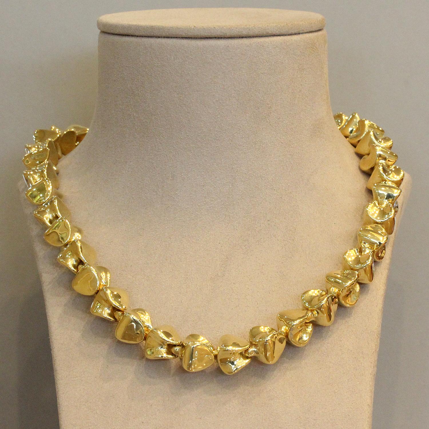 Nachlass-Halskette aus Gold mit Rubin, Smaragd und Saphir im Muschelstil Damen im Angebot