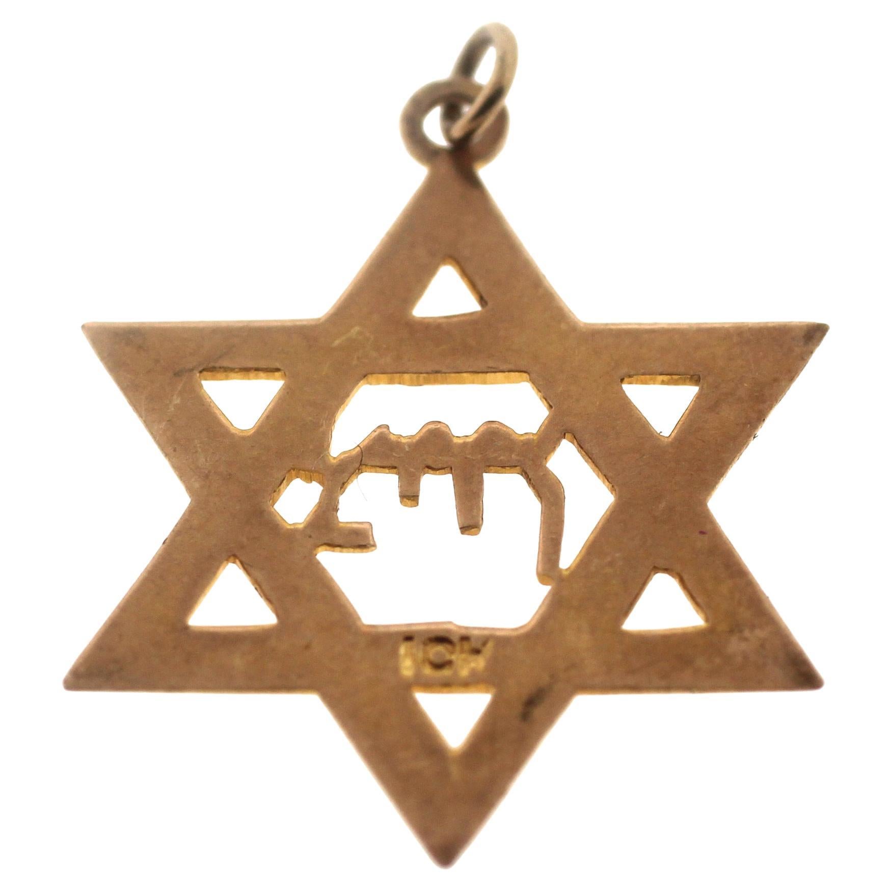 Estate Golden Jewish Star Of David pendant Judaica Charm necklace In Good Condition In New York, NY