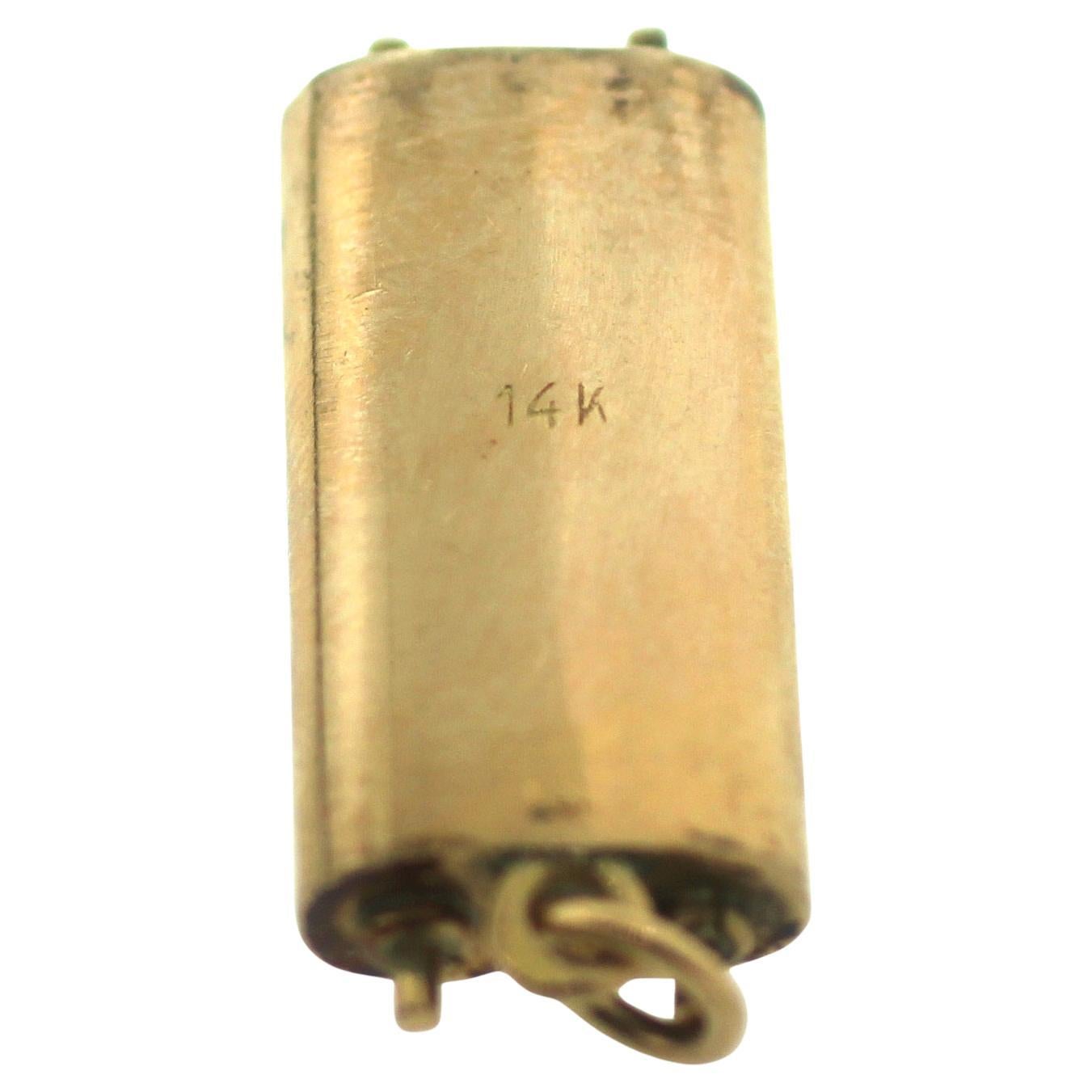 Collier à breloques judaïque Mezuzah en or avec pendentif (succession)
Or jaune 14K
2.8 grammes
26 mm de long
