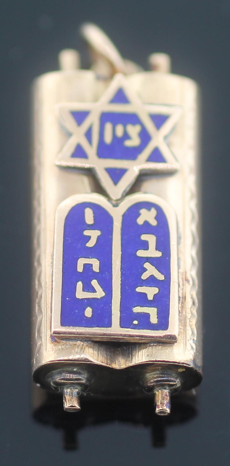 Moderne Collier à breloques judaïque Mezuzah en or avec pendentif (succession) en vente