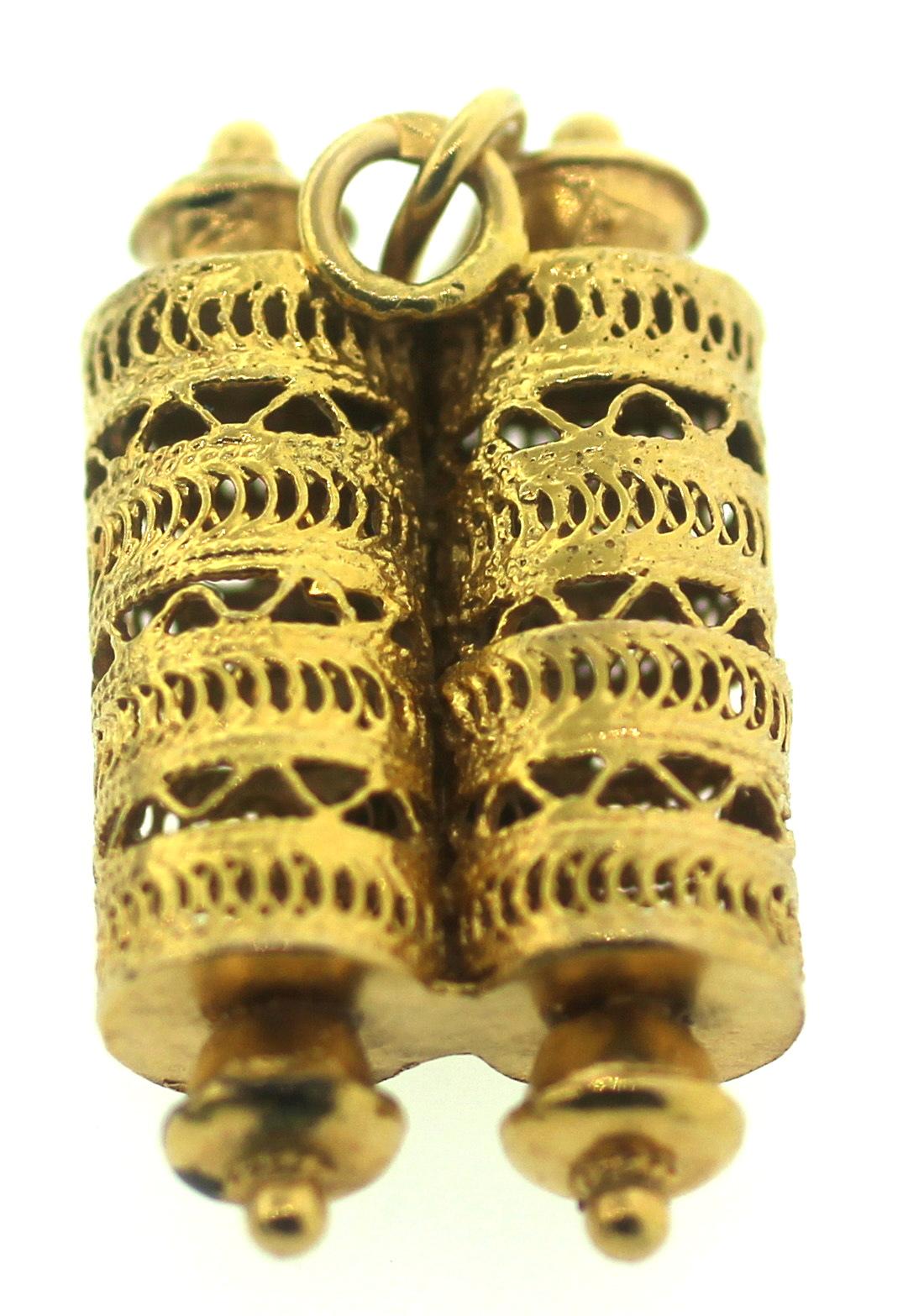 Collier à breloques judaïque Mezuzah en or avec pendentif (succession) Bon état - En vente à New York, NY