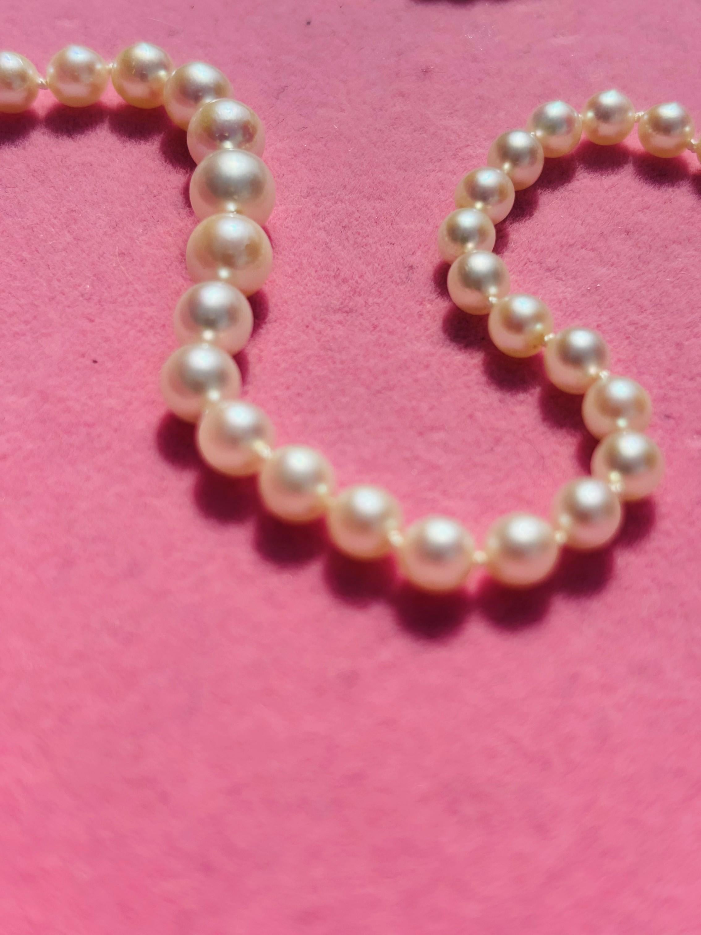 Un clásico atemporal: el collar graduado de perlas japonesas de agua salada Akoya; estas perlas de agua salada de color blanco son bellamente redondas con un matiz ligeramente rosado. Todo meticulosamente anudado a mano y rematado con un cierre de