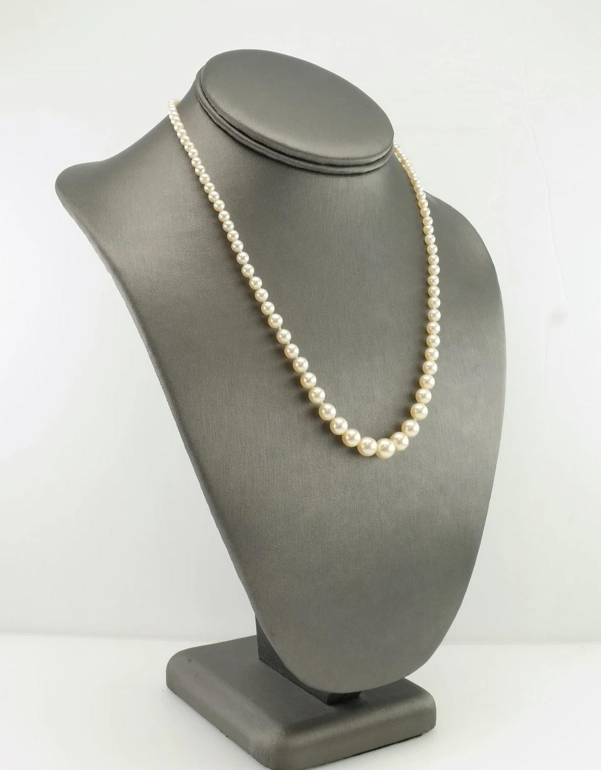 Un classico senza tempo: la collana di perle Akoya d'acqua salata giapponese graduata; queste perle d'acqua salata di colore bianco sono meravigliosamente rotonde con una leggera sfumatura rosa. Tutti meticolosamente annodati a mano e rifiniti con