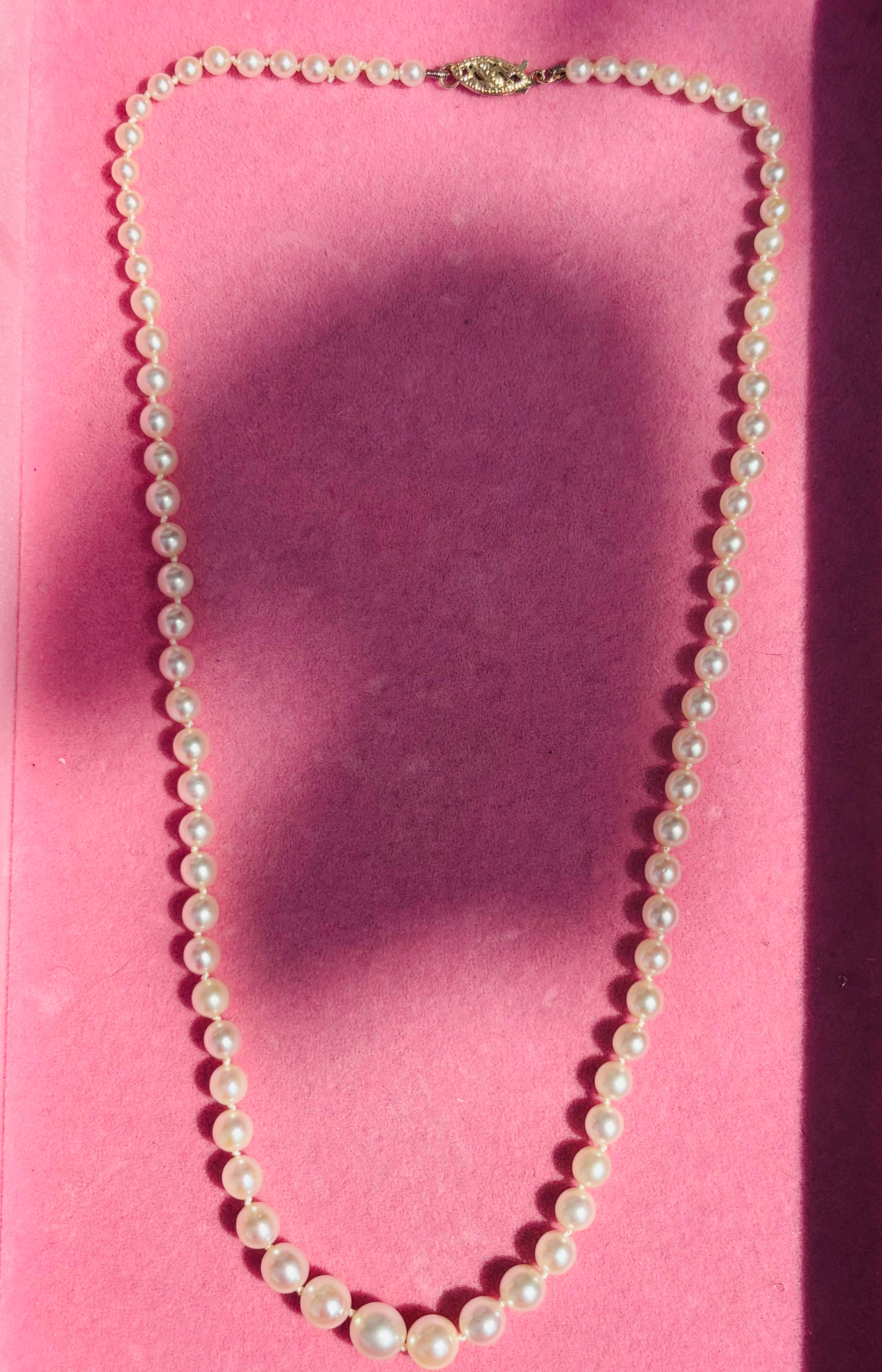 Collar de Perlas Akoya Graduadas Blancas de Agua Salada de Oro de 14 K Corte de bola en venta