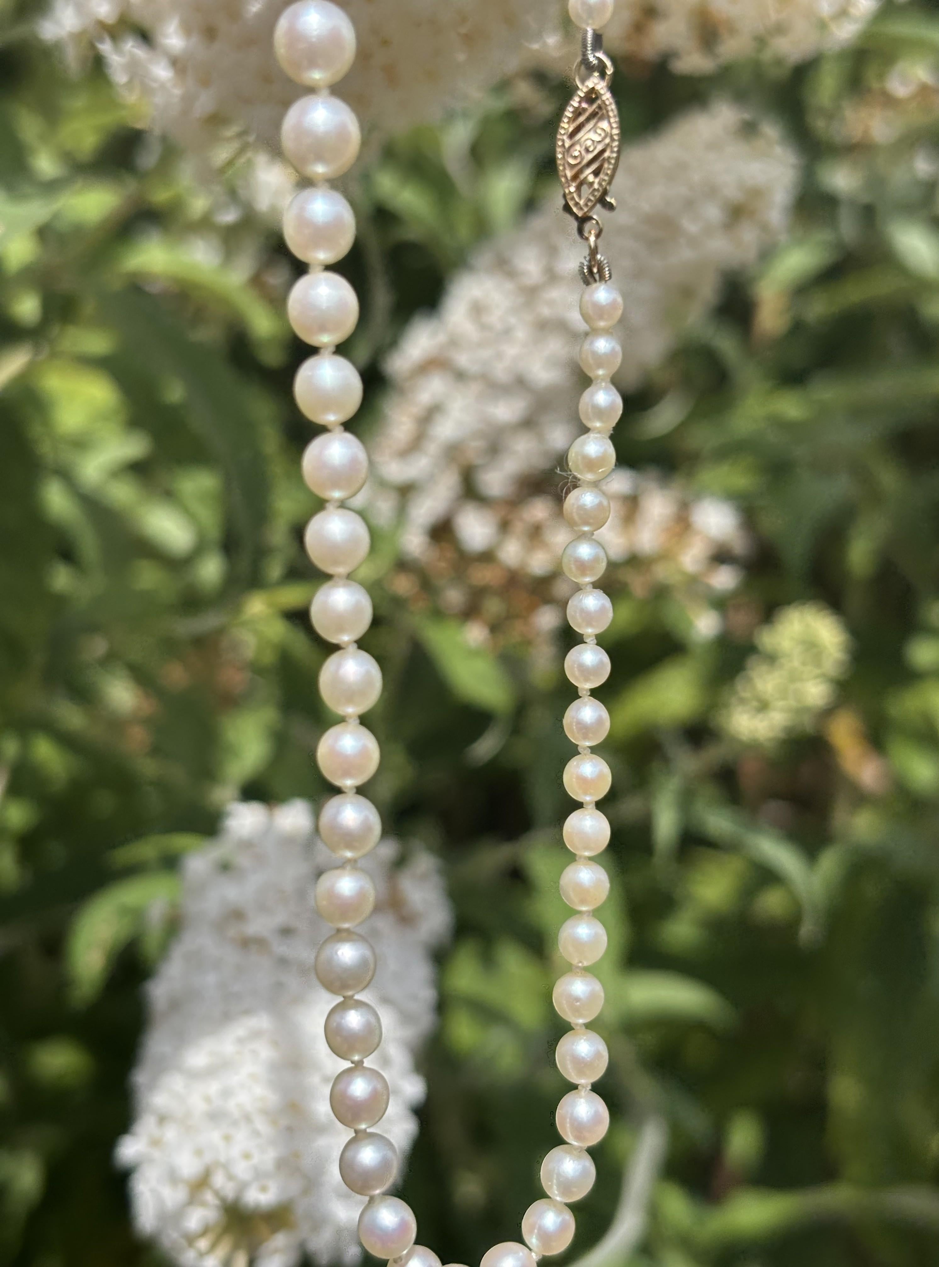 Collar de Perlas Akoya Graduadas Blancas de Agua Salada de Oro de 14 K en Excelente estado para la venta en GOES, NL