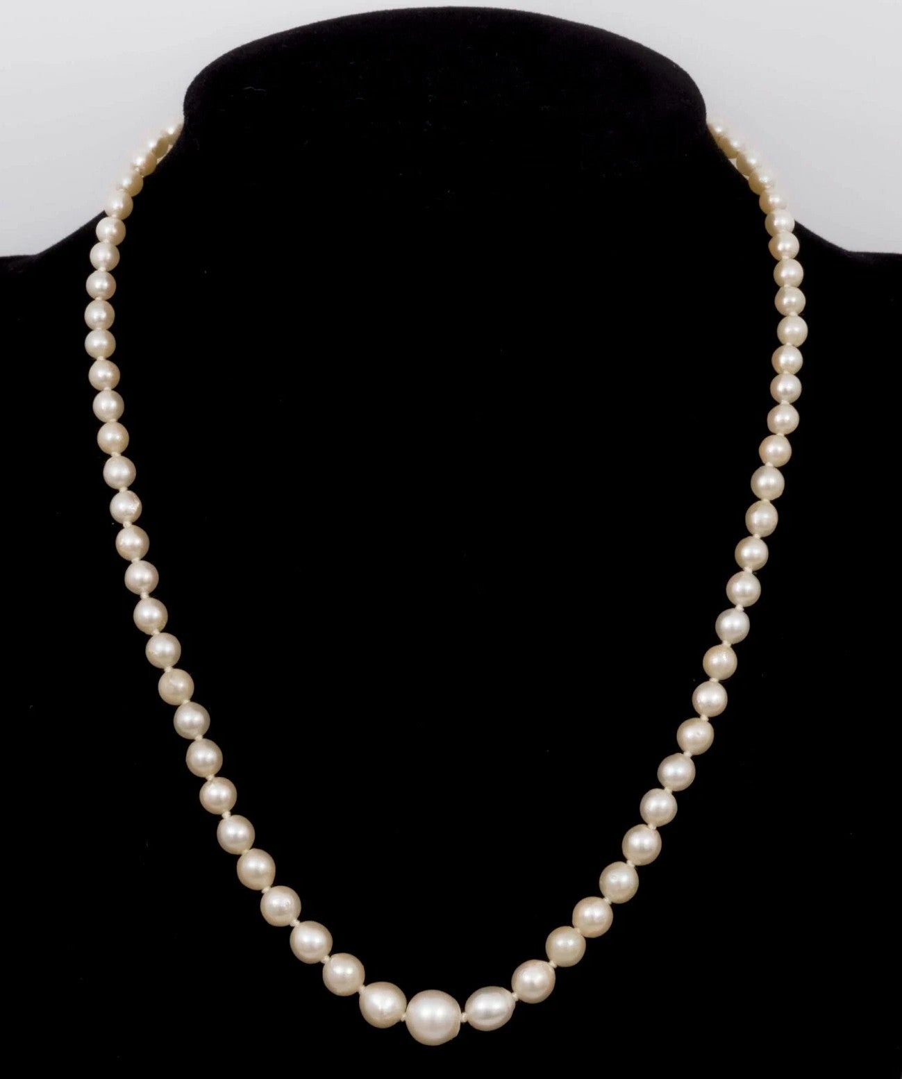 Collar de Perlas Akoya Graduadas Blancas de Agua Salada de Oro de 14 K en venta