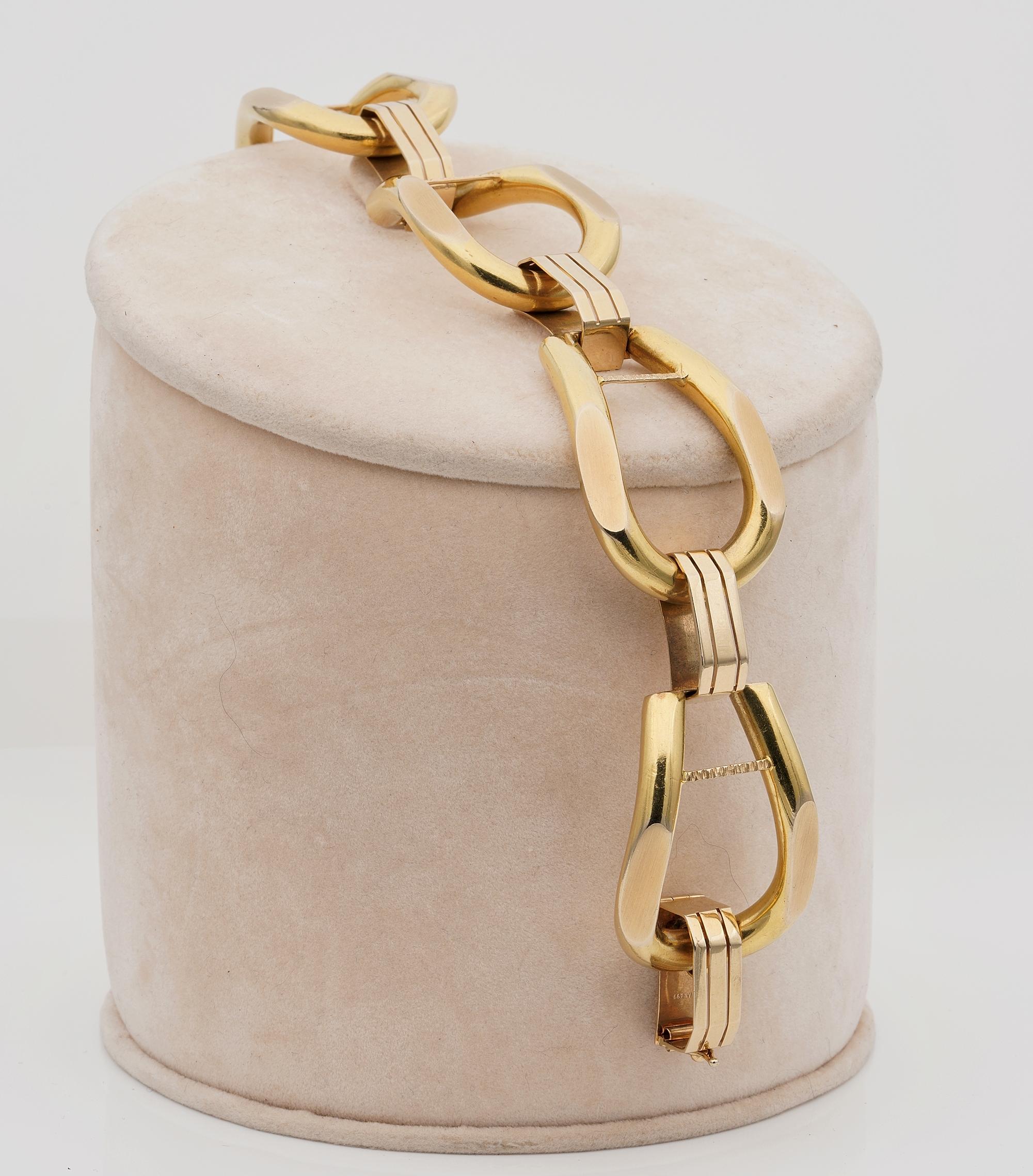 Estate Grand Chic 18 Kt huge Stirrups Link Bracelet In Good Condition For Sale In Napoli, IT