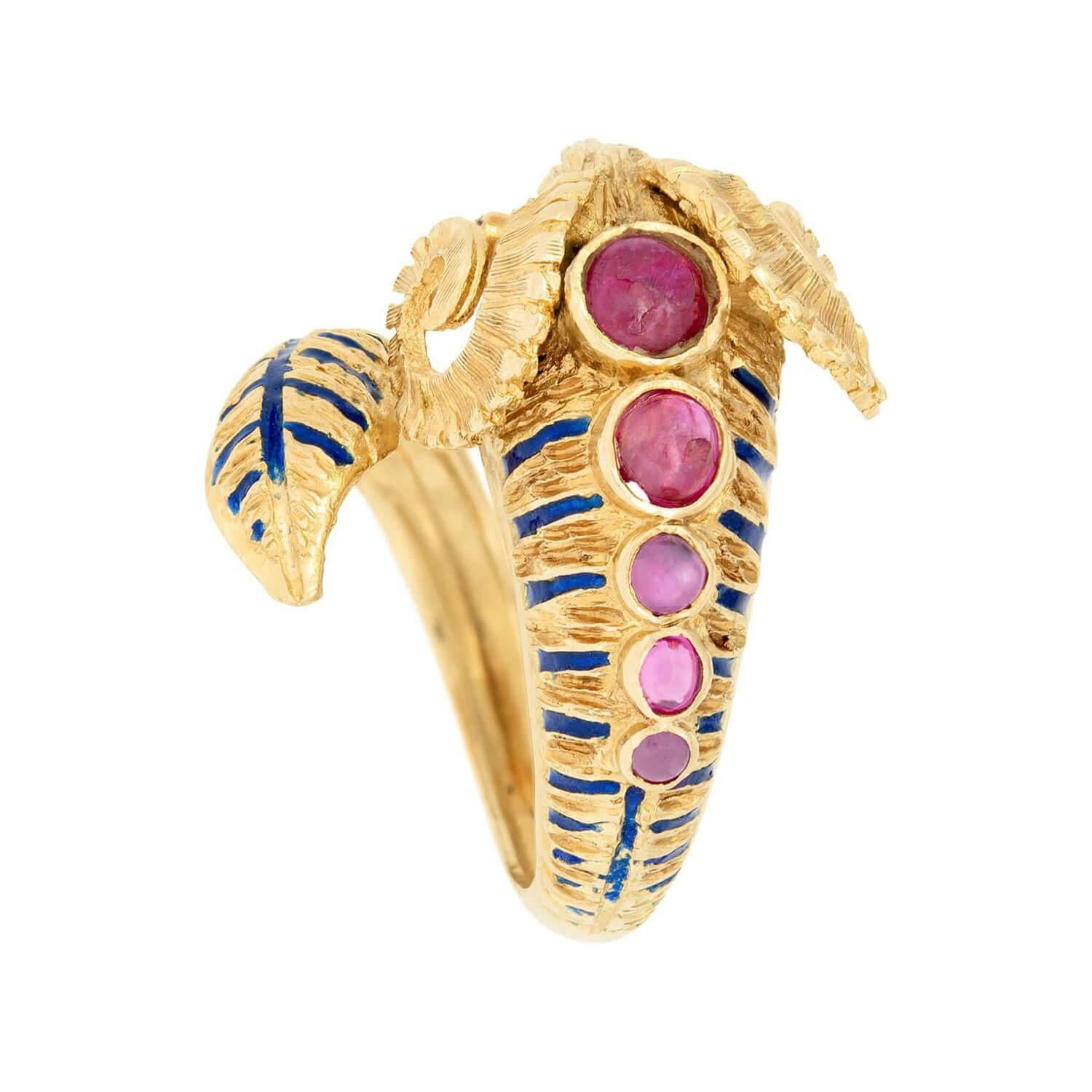 Bague tête de bélier grecque en rubis et émail 18 carats Excellent état - En vente à Narberth, PA