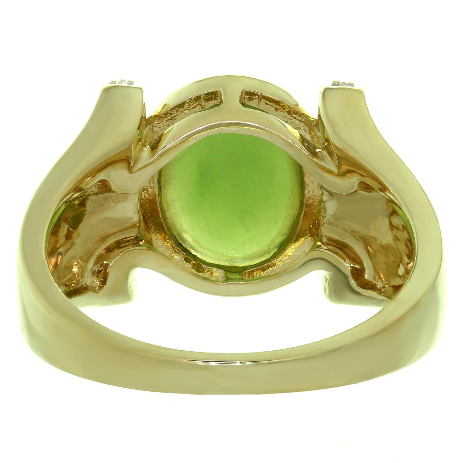 Estate Green Jade Diamond 14k Yellow Gold Ring In Excellent Condition For Sale In New York, NY