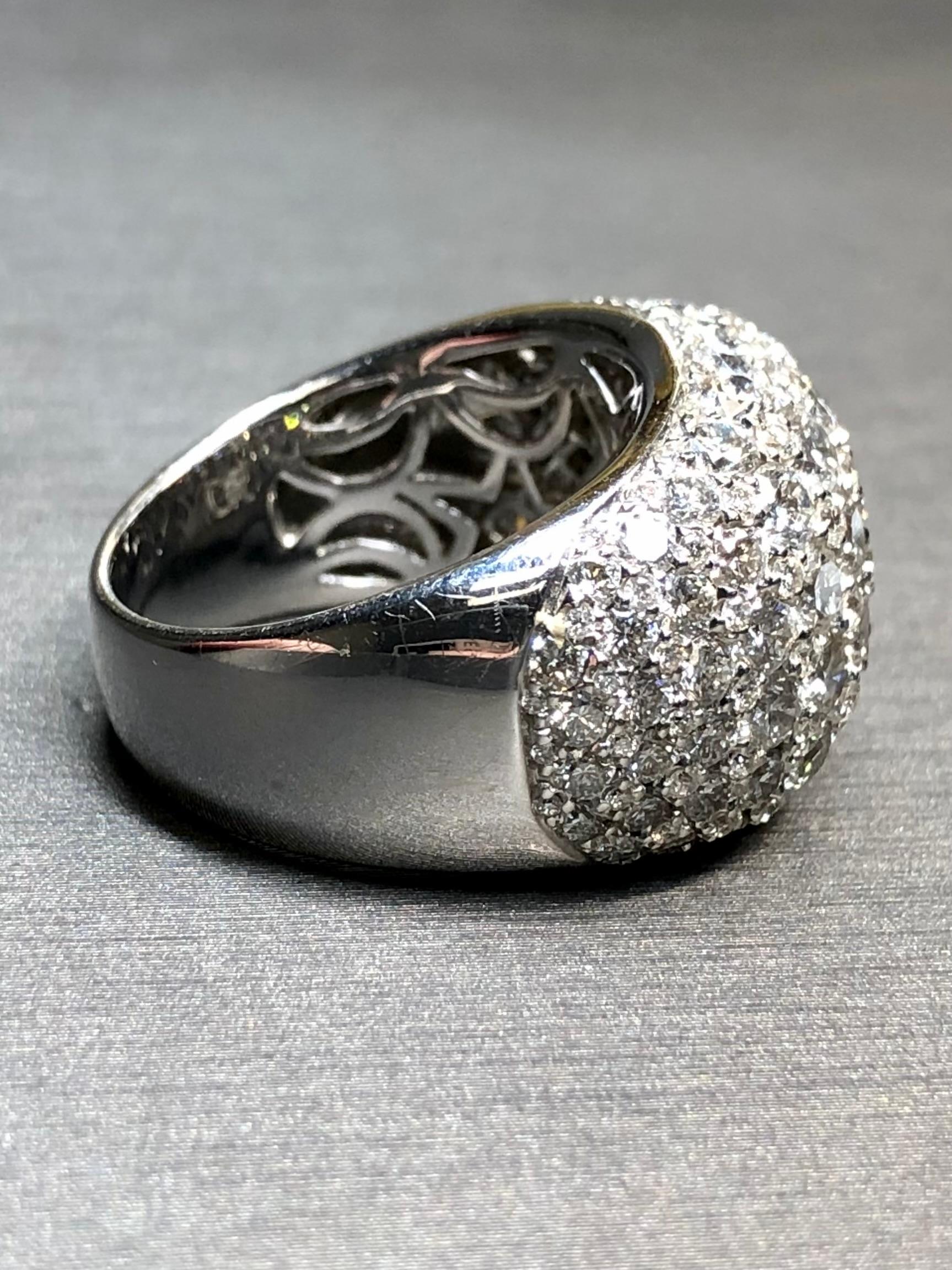Exceptionnelle bague de cocktail du designer Gregg Ruth réalisée en or blanc 18 carats et sertie de 5,56ctw (estampillés) de diamants ronds parfaitement assortis de couleur F-G et de pureté Vs+. Exactement la qualité que l'on est en droit d'attendre