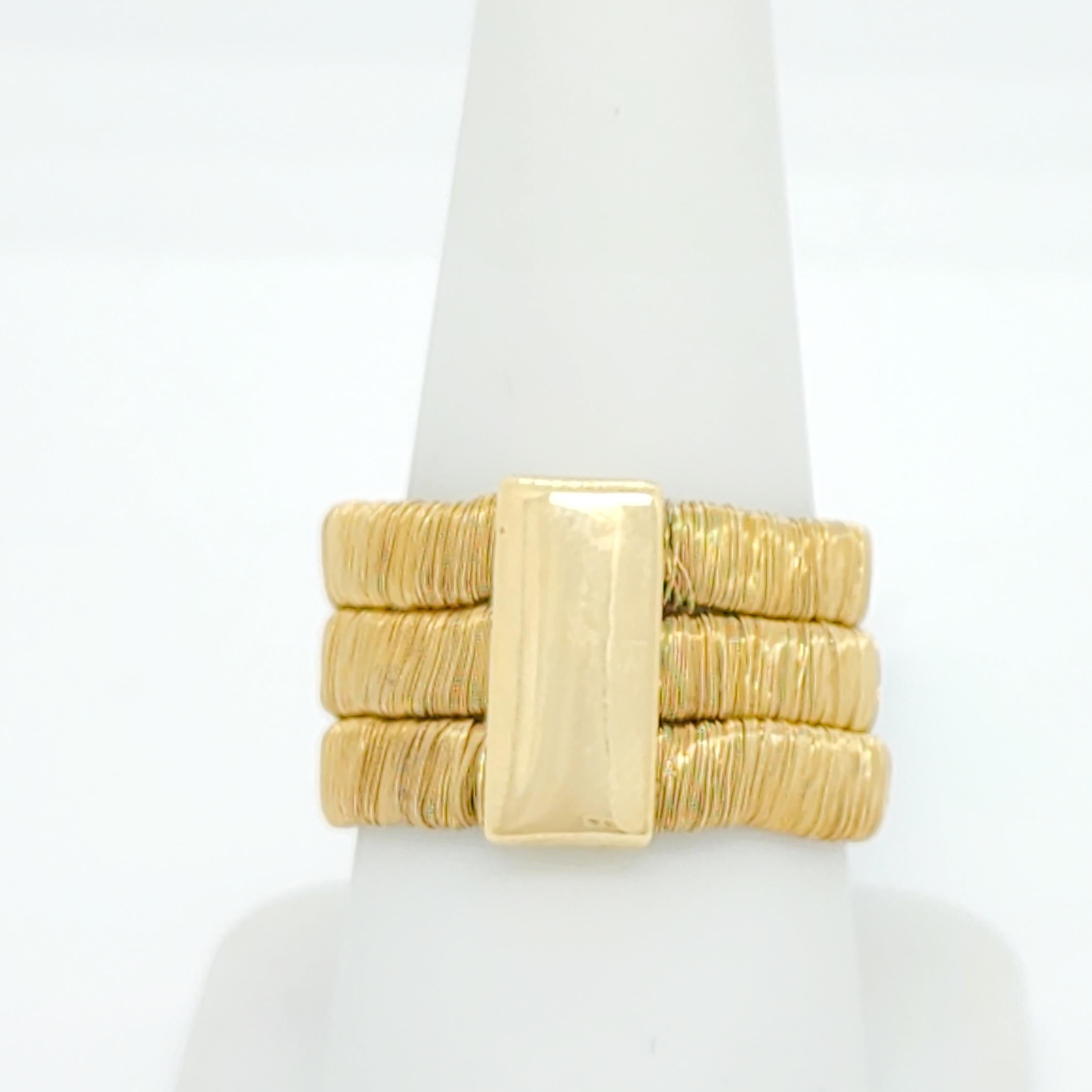 Nachlass H. Stern 3-reihiger flexibler Ring aus 18k Gelbgold im Zustand „Neu“ in Los Angeles, CA