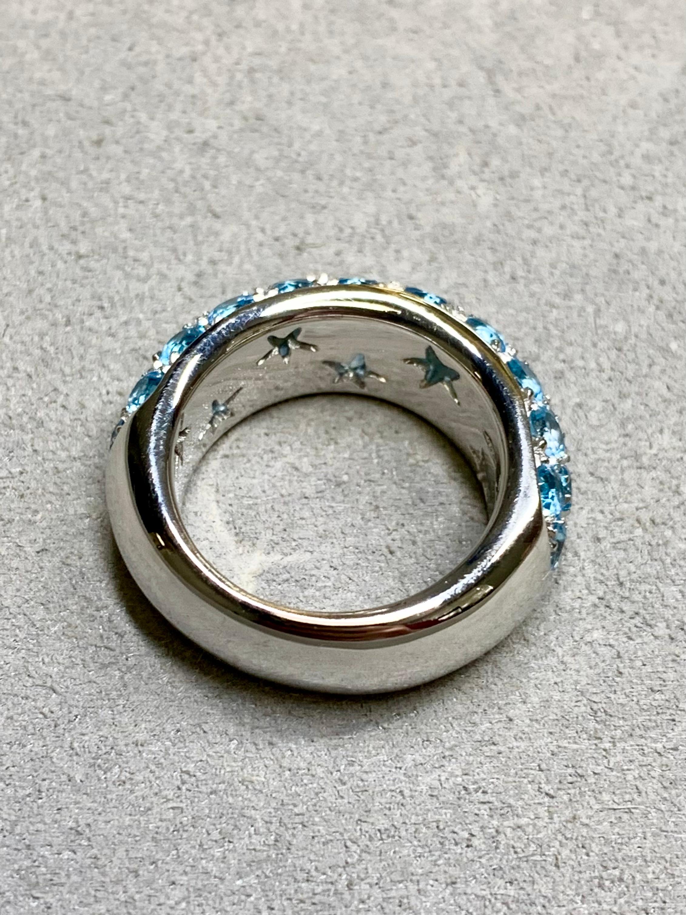 Bague originale de H. Whiting en or blanc 18 carats, sertie de 31 topazes naturelles rondes d'un poids total de 6,20ctw.


Dimensions/Poids :

La bague mesure 0,30