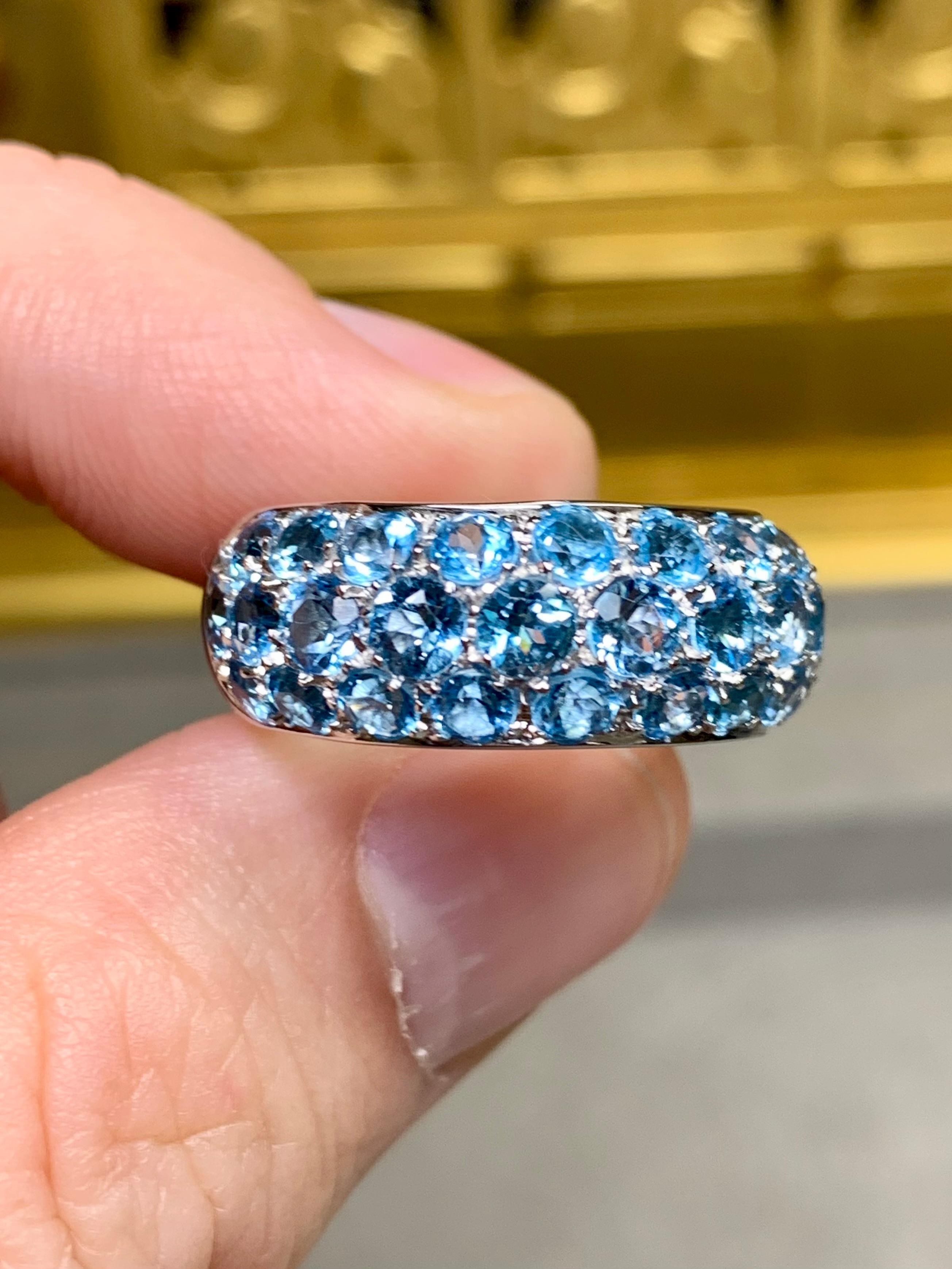 Taille ronde H. STERN Bague à large bande en or blanc 18K Pavé Topaze Bleue 6.20ctw Sz 6.5 en vente