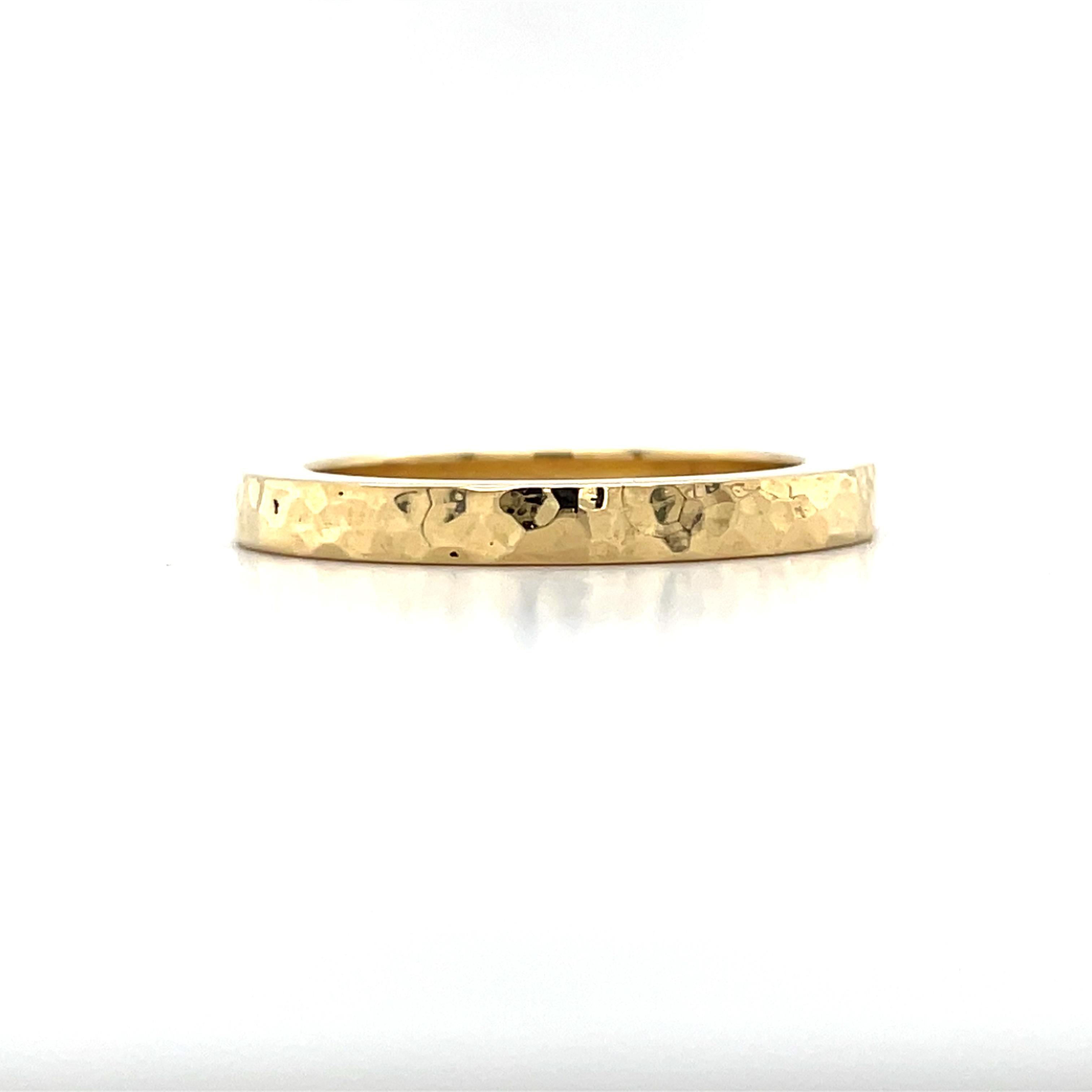 Estate Hammered Solid Gold 18K Yellow Gold Stackable Band Wedding Ring, Size 6.5 Excellent état - En vente à AMSTERDAM, NL