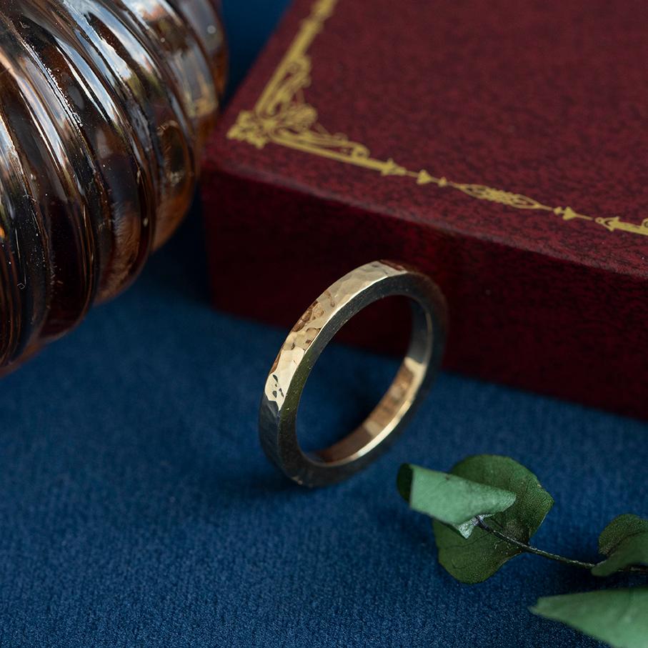 Estate Hammered Solid Gold 18K Yellow Gold Stackable Band Wedding Ring, Size 6.5 en vente 1