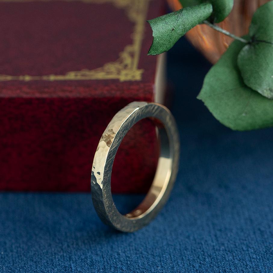 Estate Hammered Solid Gold 18K Yellow Gold Stackable Band Wedding Ring, Size 6.5 en vente 2