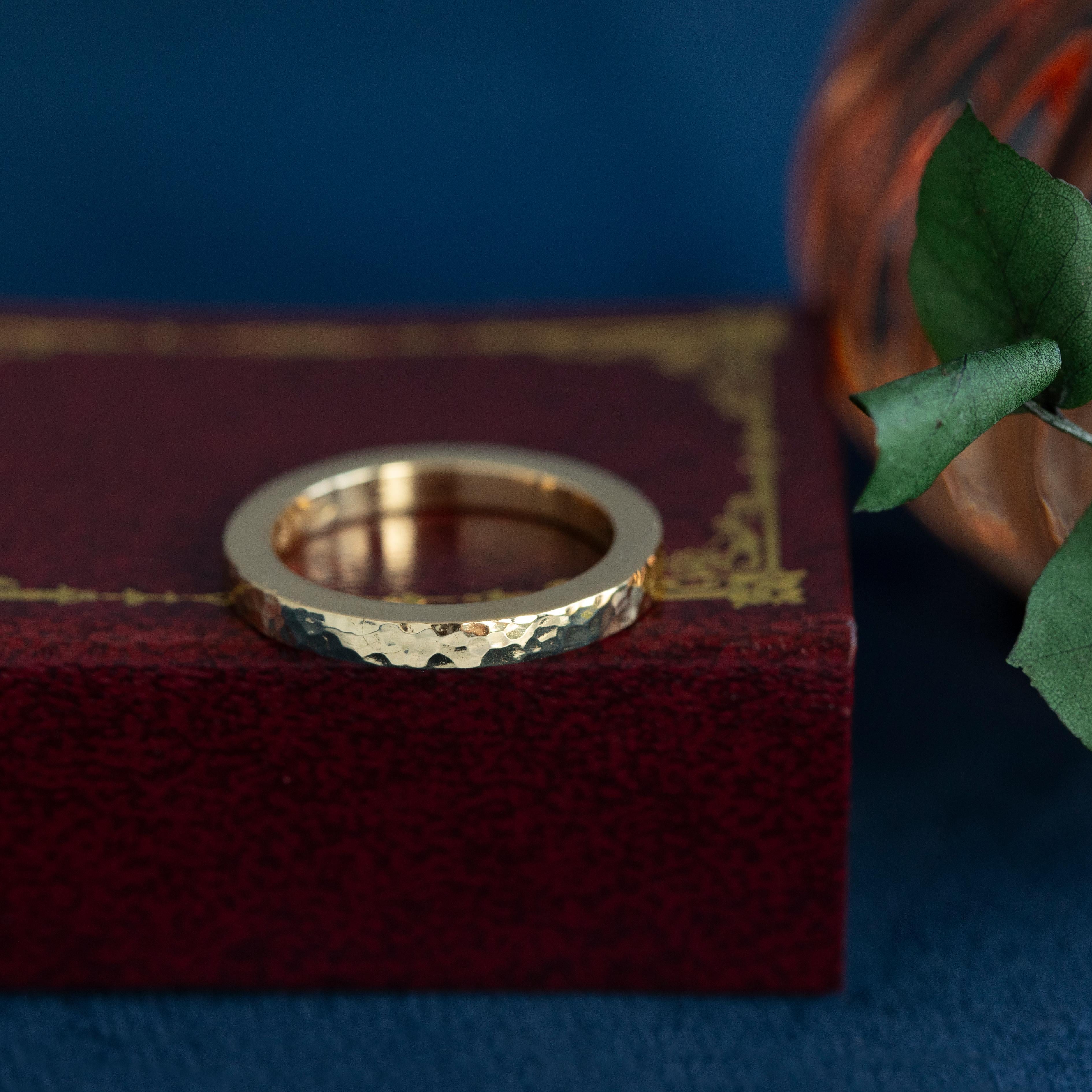 Estate Hammered Solid Gold 18K Yellow Gold Stackable Band Wedding Ring, Size 6.5 en vente 3