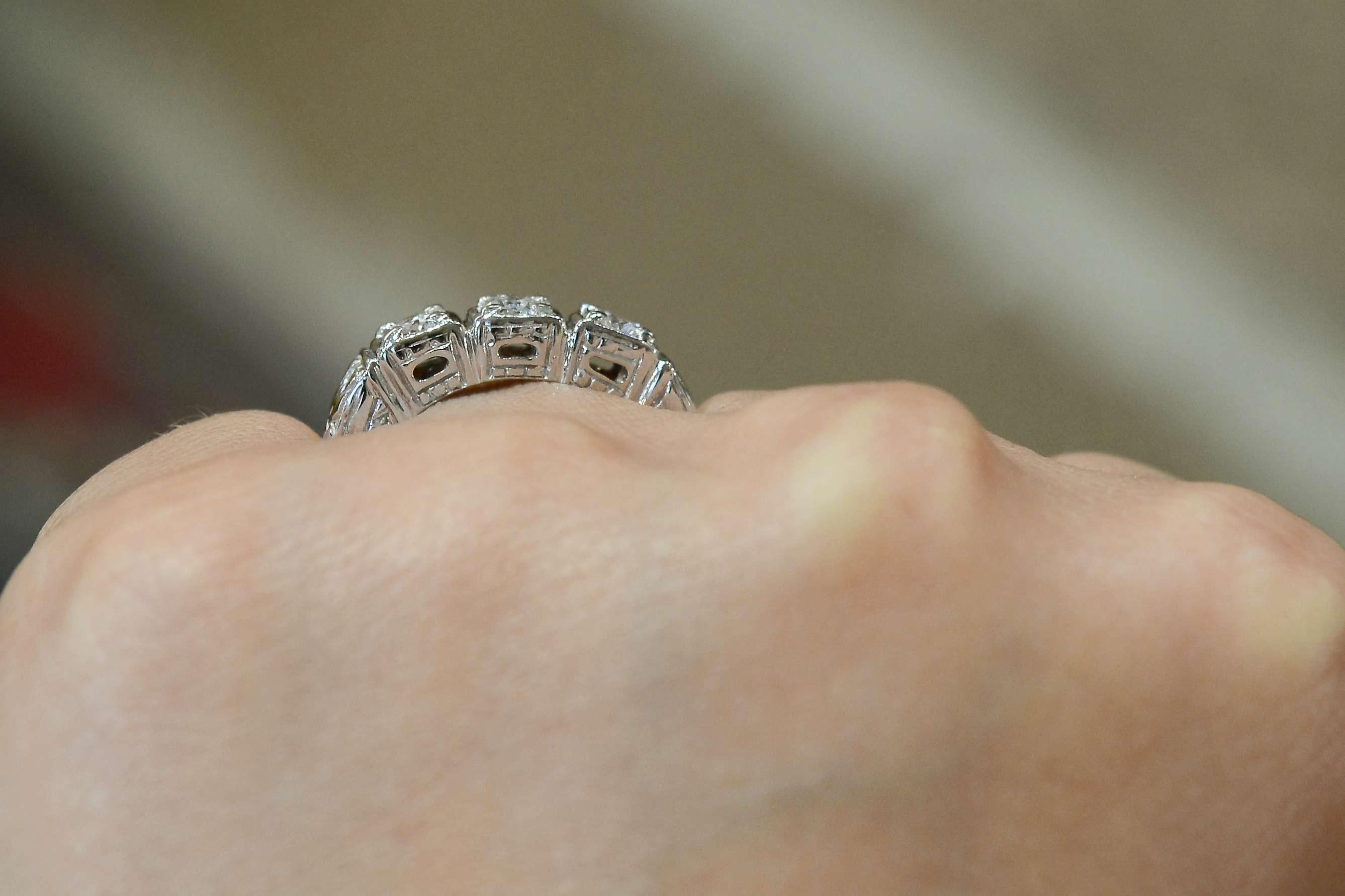 Nachlass Handgravierter Diamant-Ehering mit 3 Steinen, Verlobungsring (Brillantschliff) im Angebot