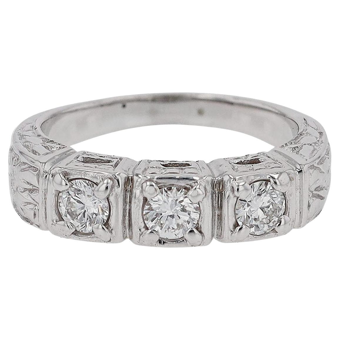 Nachlass Handgravierter Diamant-Ehering mit 3 Steinen, Verlobungsring im Angebot