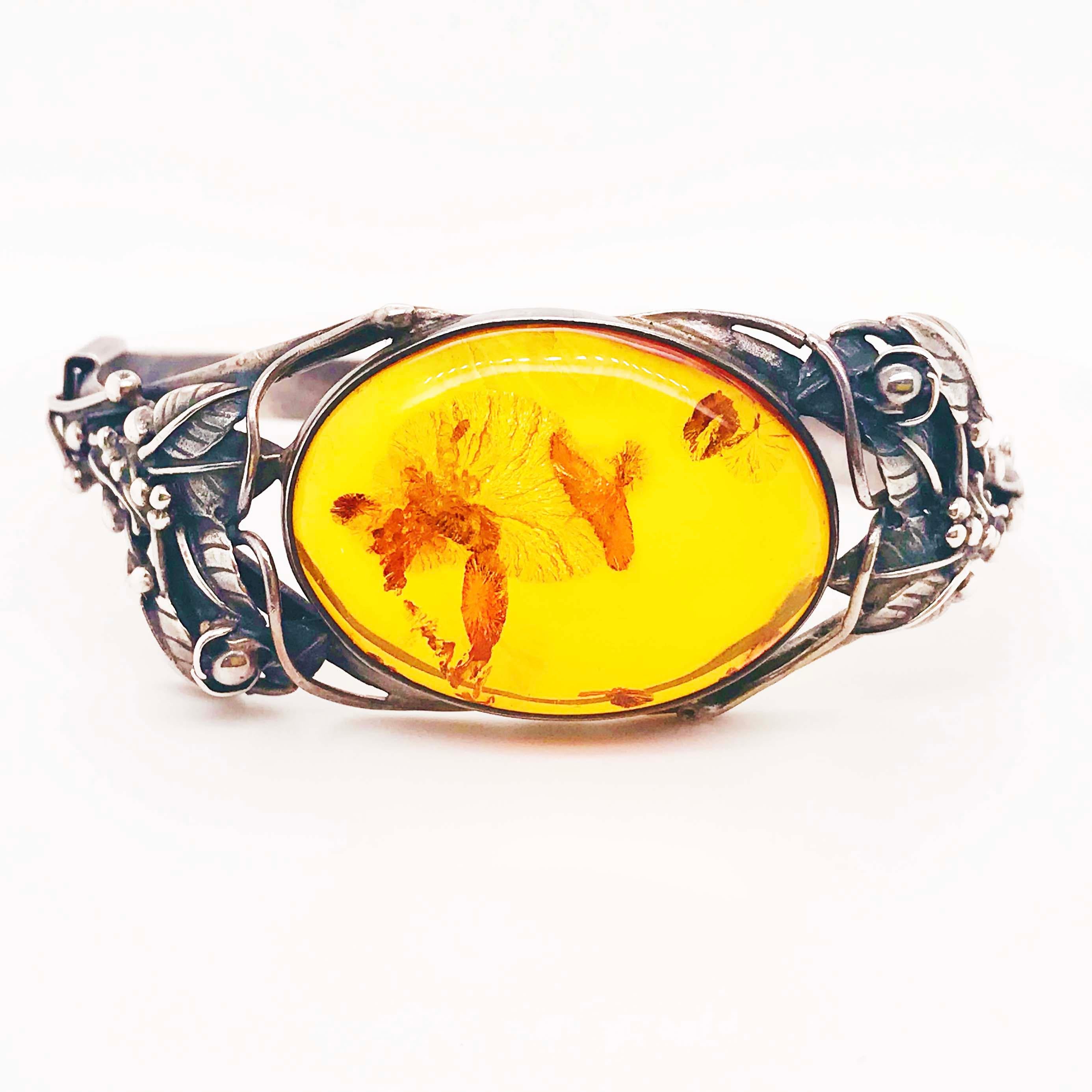 Artisan Bracelet en ambre avec design en forme de jardin, fait à la main par un artisan de la région, est un bracelet original en argent. en vente
