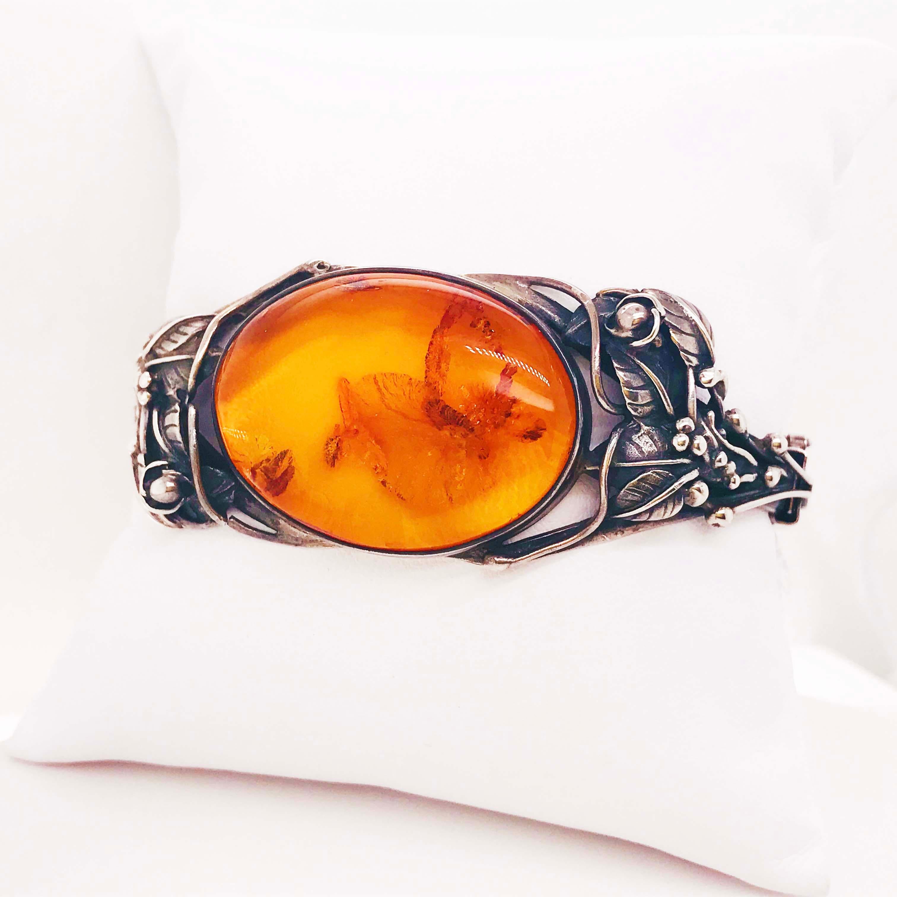 Taille ovale Bracelet en ambre avec design en forme de jardin, fait à la main par un artisan de la région, est un bracelet original en argent. en vente