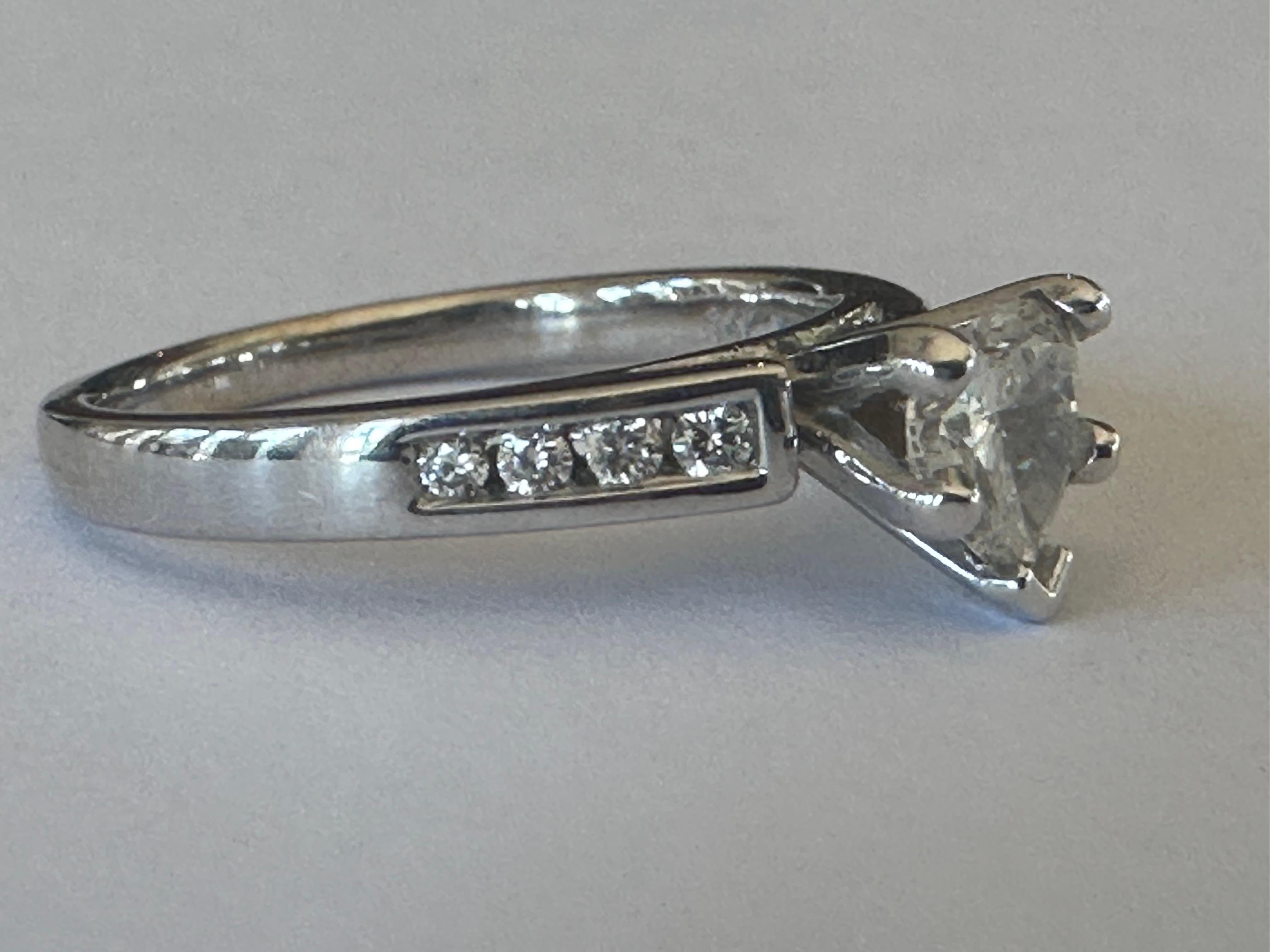 Bague de fiançailles à diamant en forme de cœur Bon état - En vente à Denver, CO