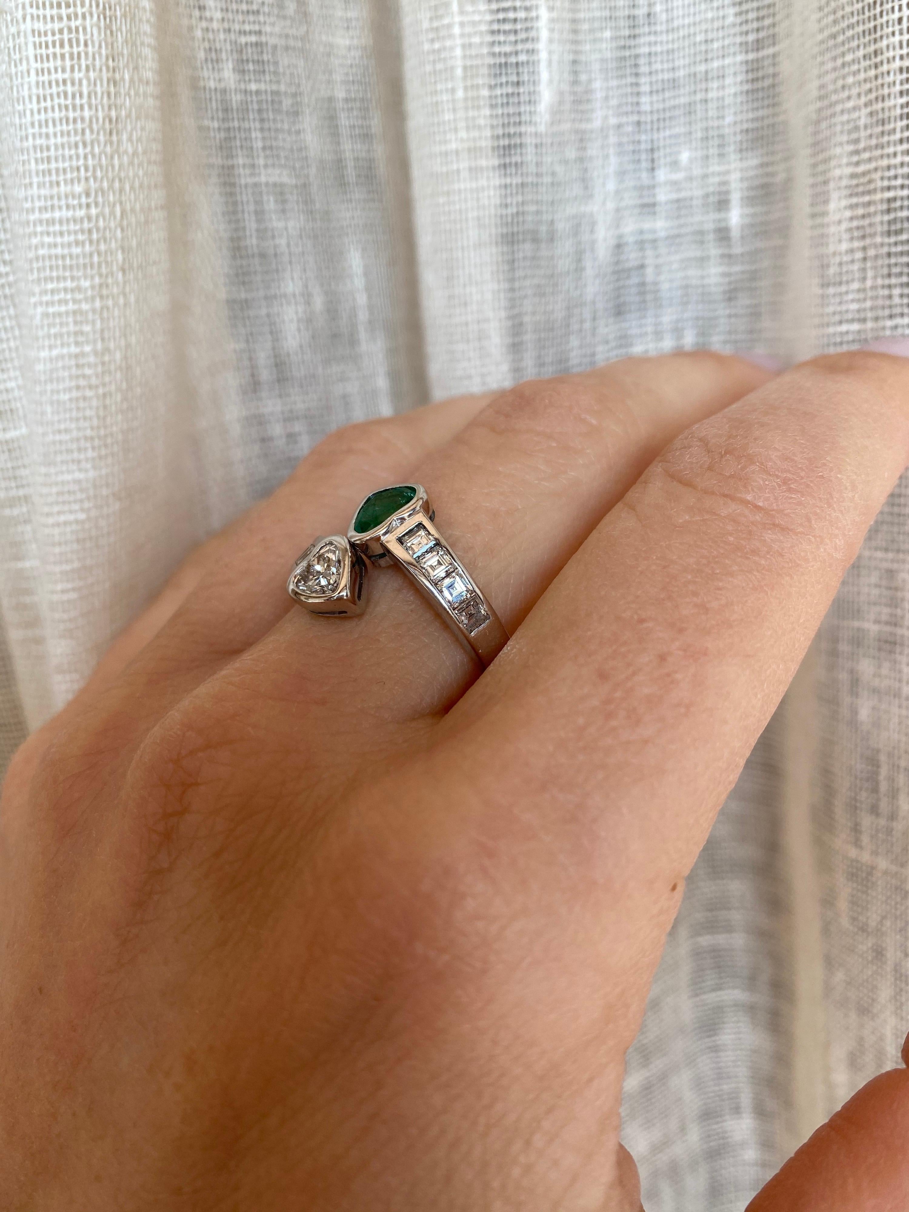 Estate Hearts Emerald Diamond Vous et Moi Gold Ring For Sale 4