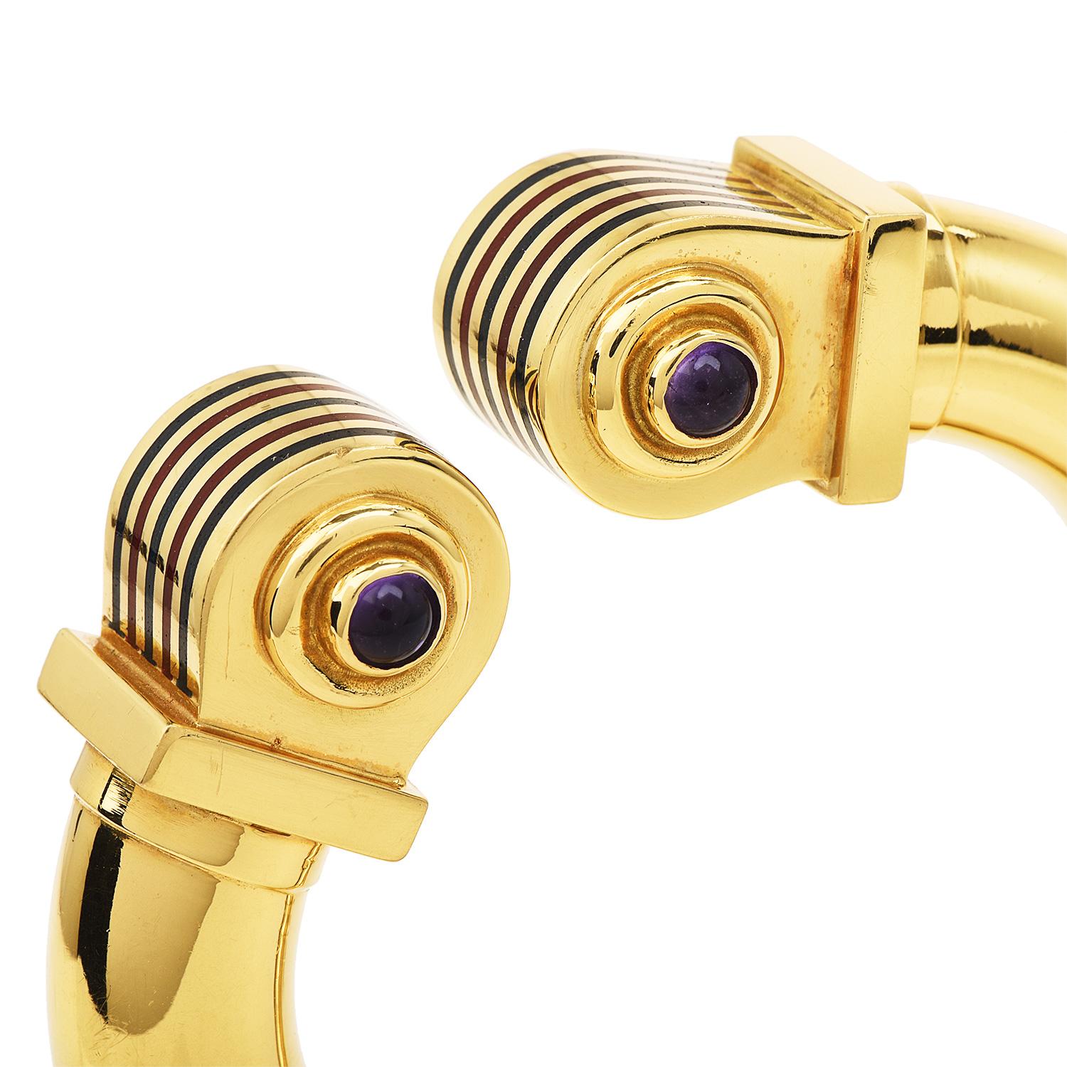 Taille cabochon  Bracelet manchette italien hautement poli en or, améthyste et émail  Bracelet en vente