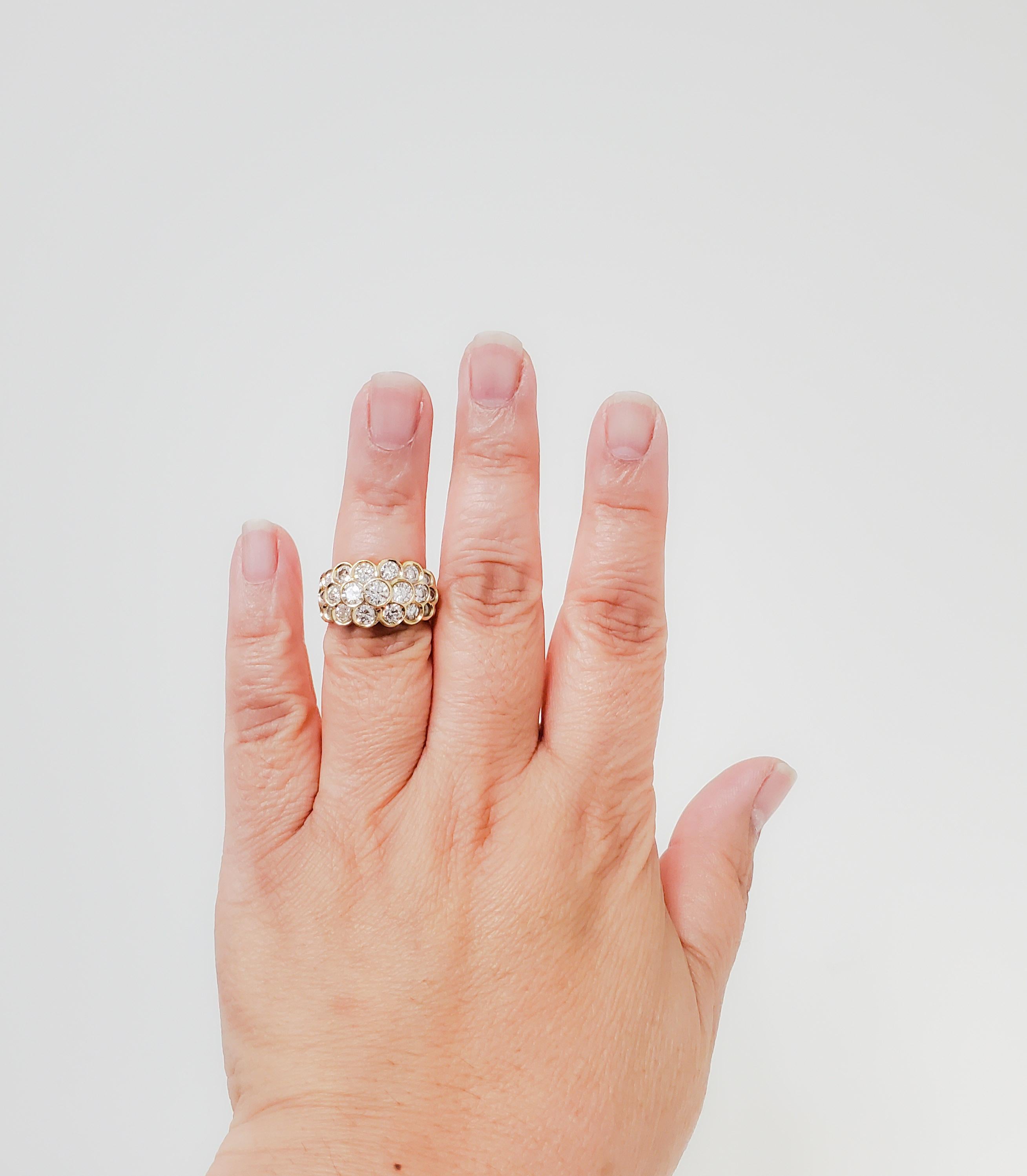 Wunderschönes Wabendesign mit 2,50 ct. weißen und glänzenden runden Diamanten von guter Qualität.  Handgefertigt in 14k Gelbgold.  Ringgröße 6.