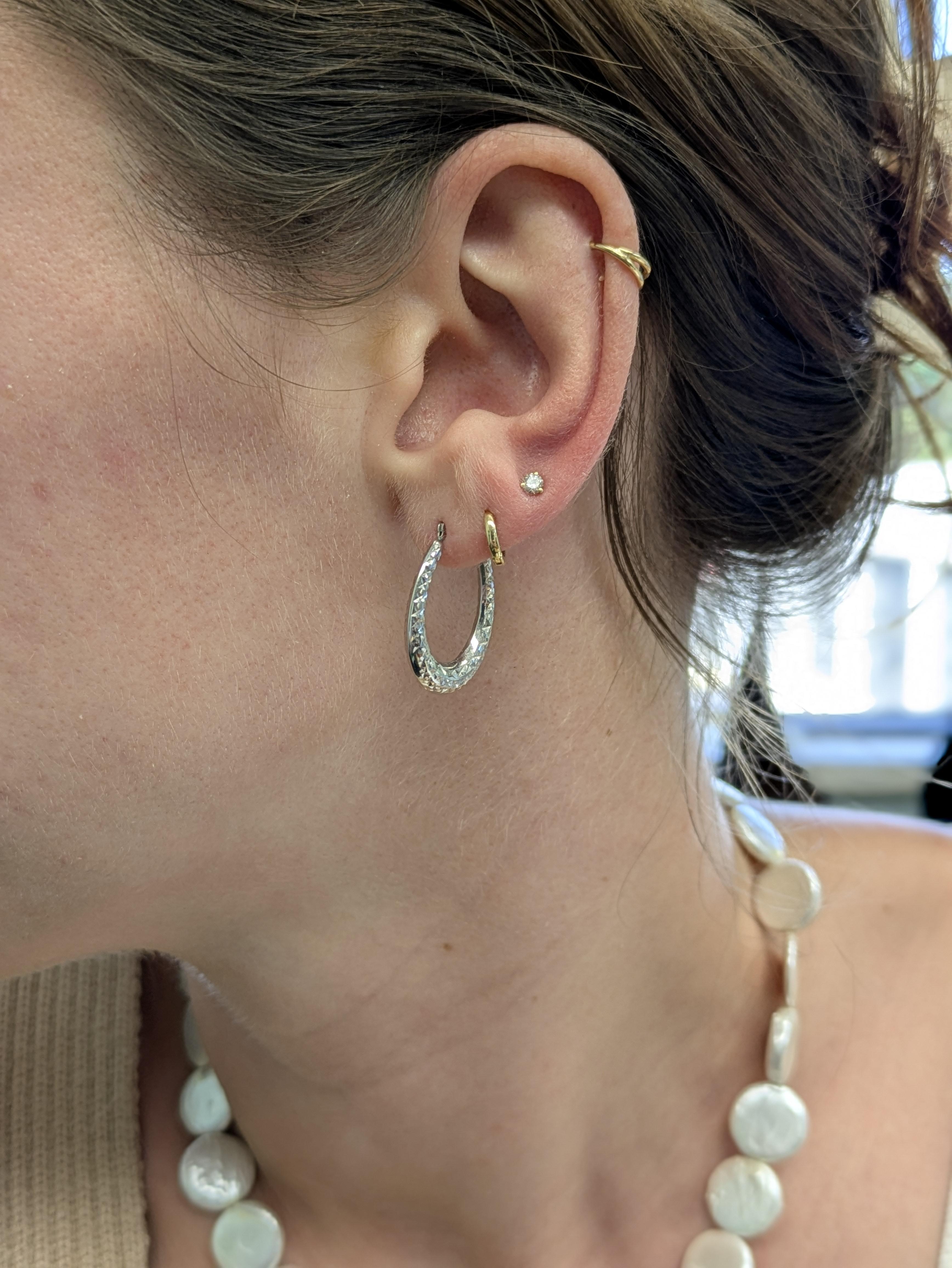Ces él�égantes boucles d'oreilles en or 14k mesurent 23x18mm et sont fabriquées à partir de 1,53g d'or, offrant un design élégant et classique. Leur taille polyvalente et leur légèreté les rendent parfaits pour le quotidien ou pour ajouter une touche