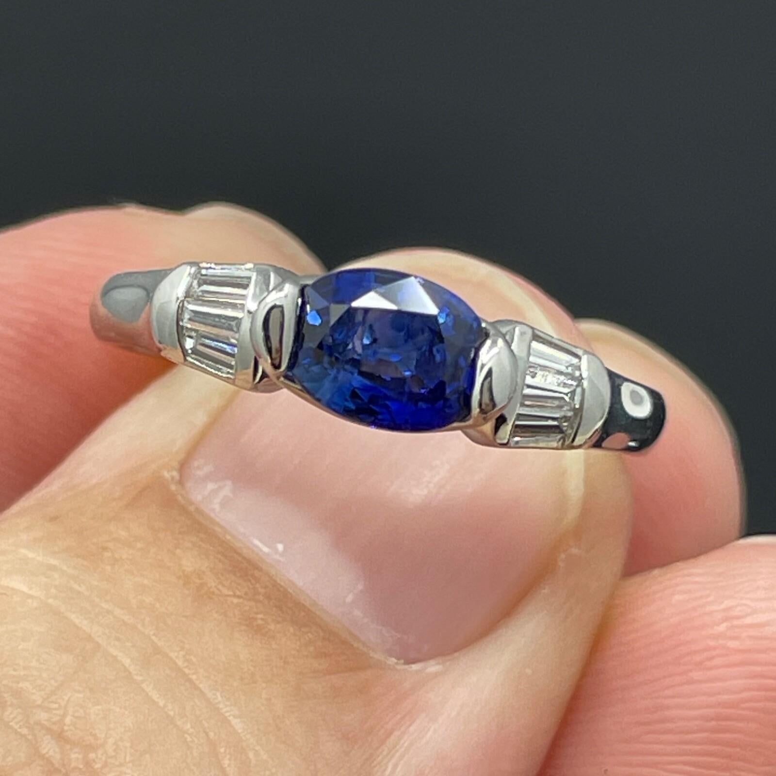 Bague en platine avec saphir bleu royal horizontal de 1,12ct et baguettes de diamant

Bague raffinée en platine de style succession, ornée d'un saphir bleu royal naturel richement saturé pesant 1,12 carat, élégamment serti est-ouest. Le saphir ovale
