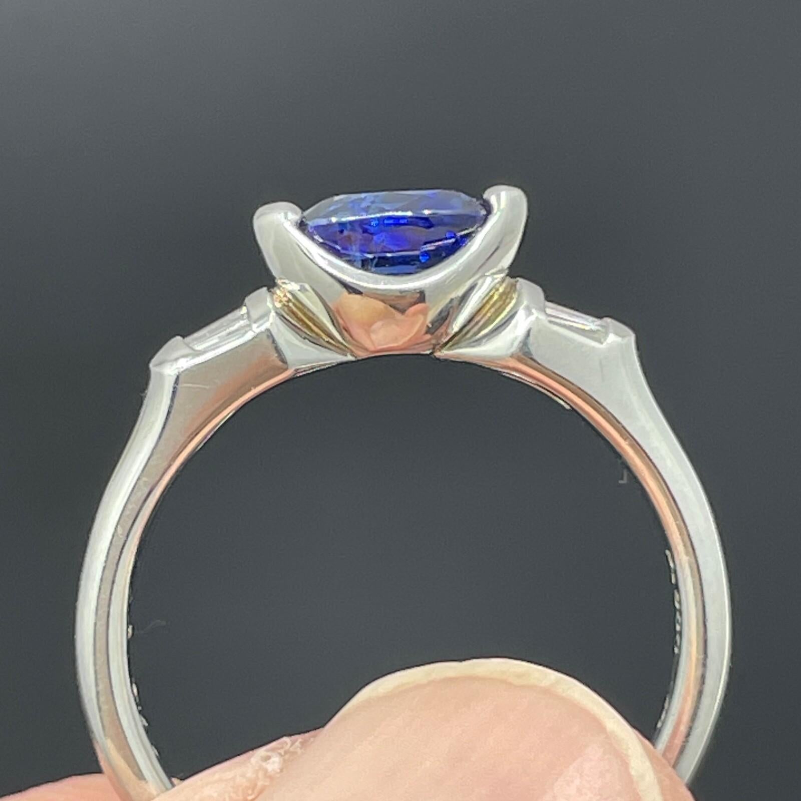 Taille ovale Bague en platine sertie horizontalement de 1,12 ct de saphir bleu royal naturel et de diamants