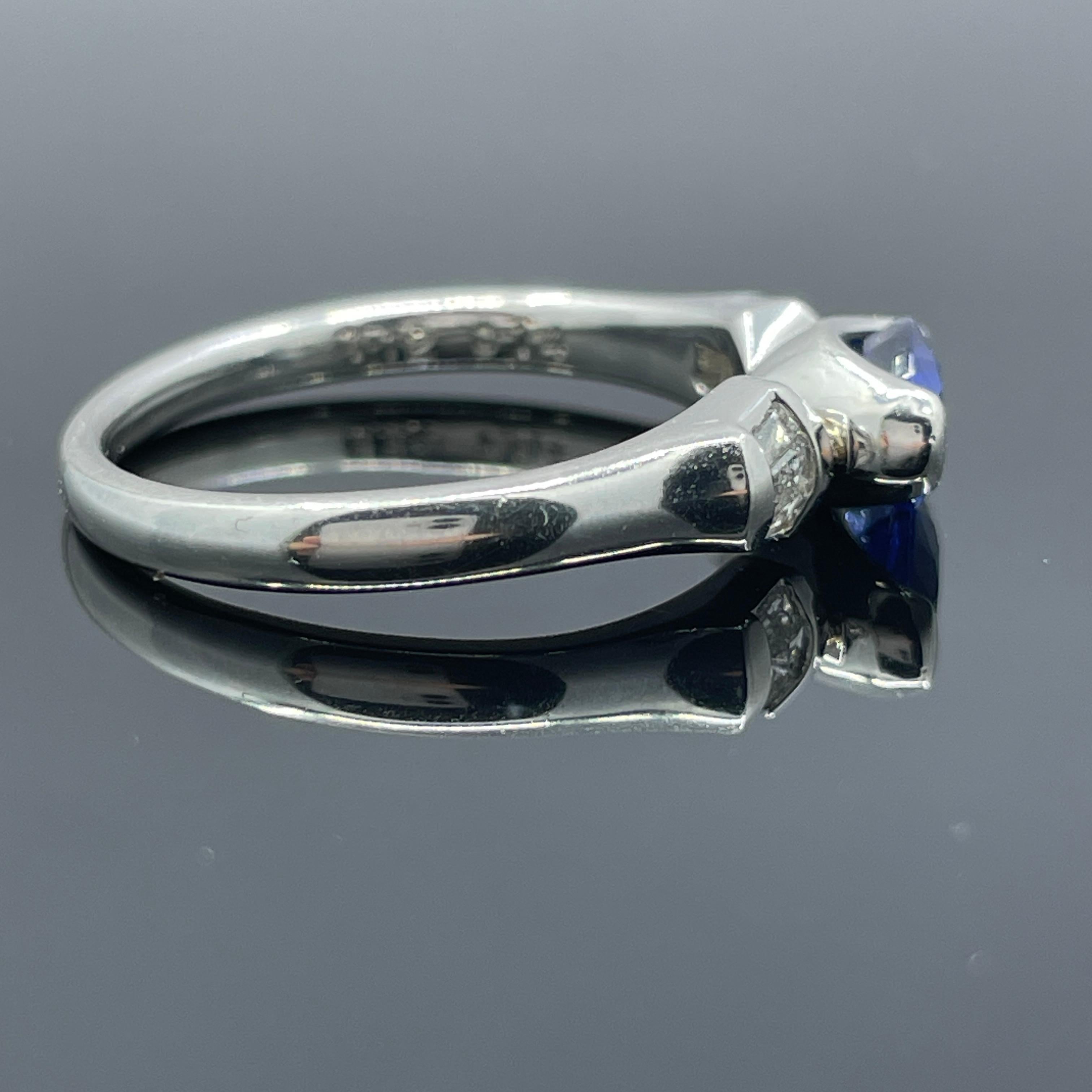 Bague en platine sertie horizontalement de 1,12 ct de saphir bleu royal naturel et de diamants Excellent état à Orlando, FL