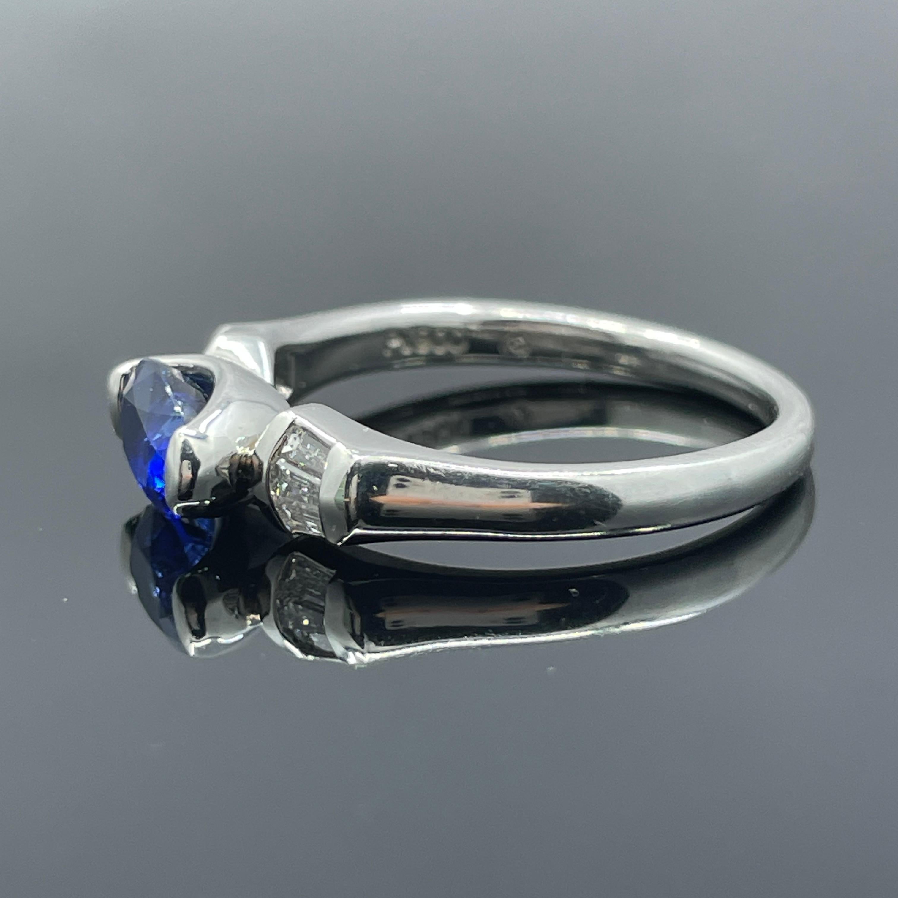  Bague en platine sertie horizontalement de 1,12 ct de saphir bleu royal naturel et de diamants Pour femmes 