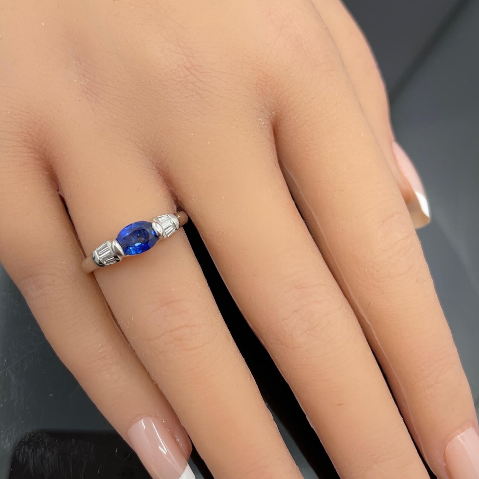 Bague en platine sertie horizontalement de 1,12 ct de saphir bleu royal naturel et de diamants 1