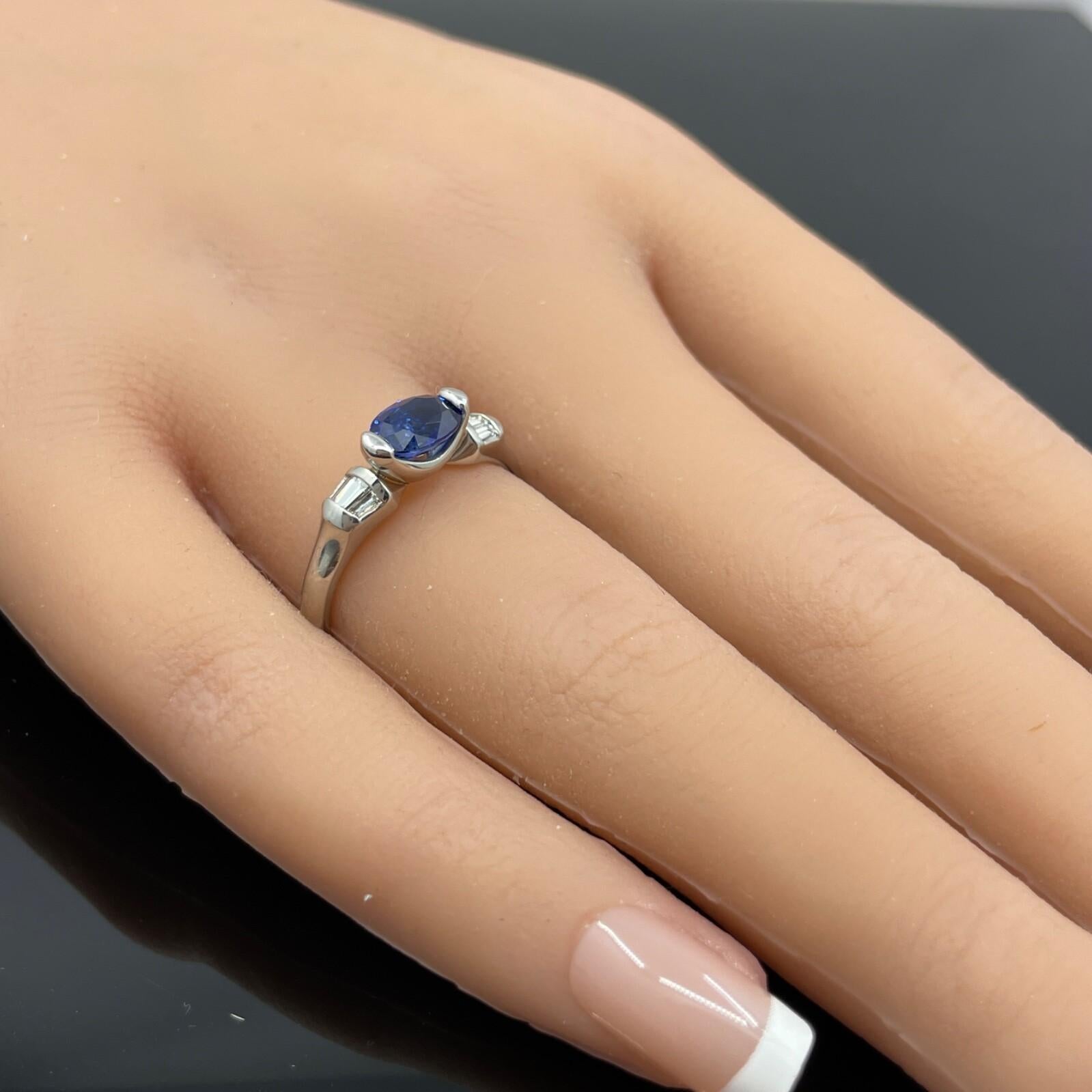 Bague en platine sertie horizontalement de 1,12 ct de saphir bleu royal naturel et de diamants 2
