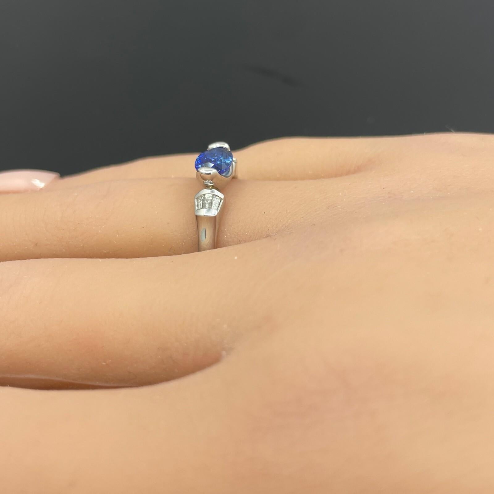 Bague en platine sertie horizontalement de 1,12 ct de saphir bleu royal naturel et de diamants 4
