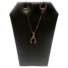 Conjunto de collar y pendientes herradura de oro amarillo de 14 kt - 18", cierre de presión