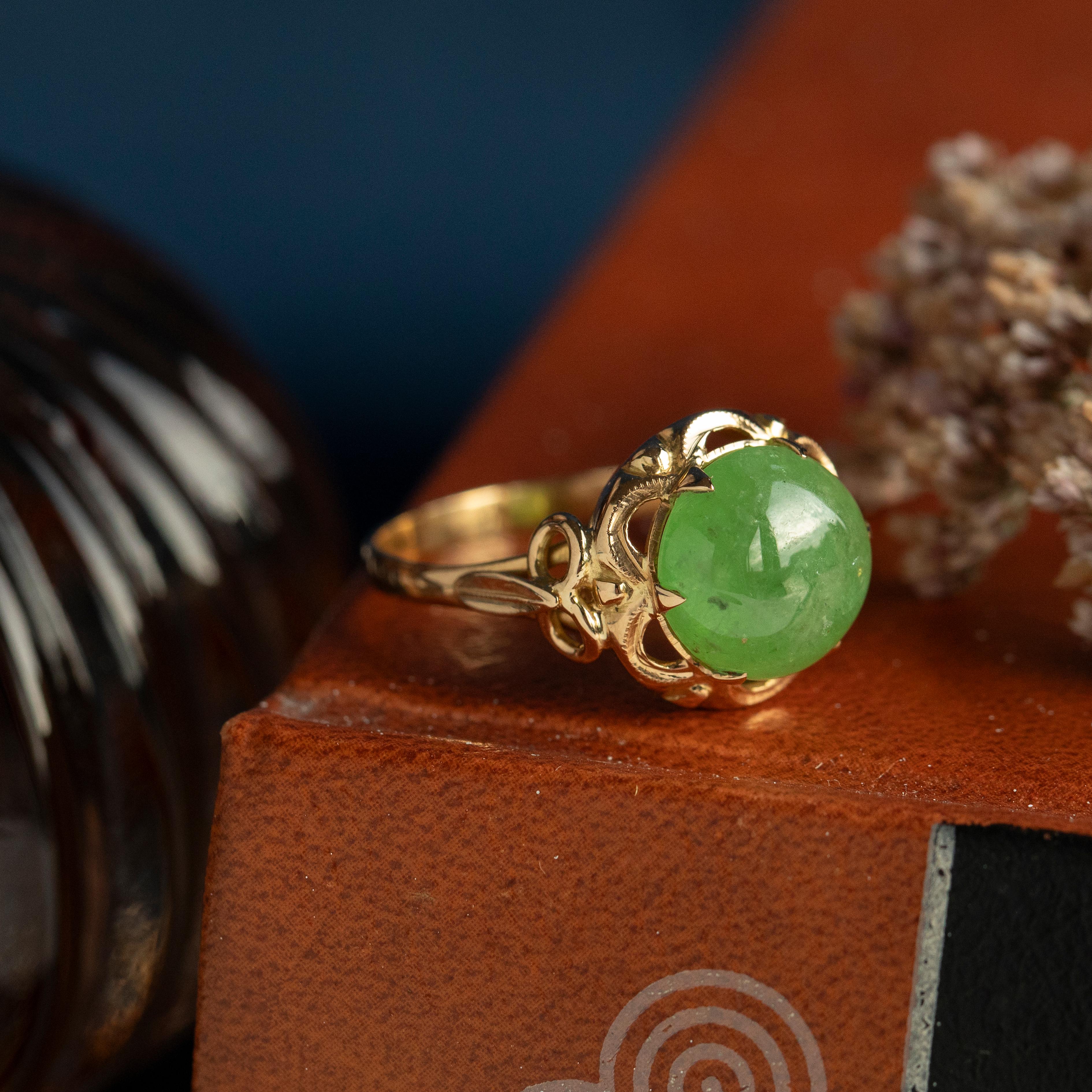 Anello con cabochon di granato verde idrogrossulare di proprietà, oro giallo 14 carati in vendita 5