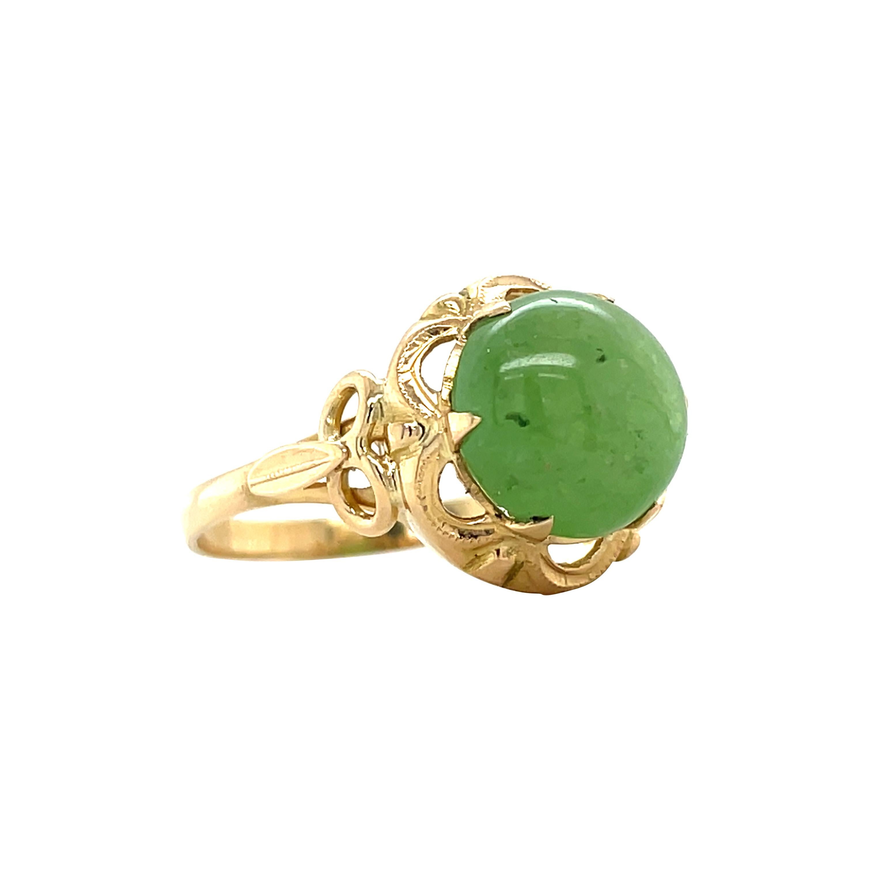 Un succoso granato verde si trova al centro di un anello d'oro vintage. Questo anello ci è arrivato come una deliziosa montatura d'epoca a cui mancava la pietra centrale, ma piena di potenziale. Abbiamo collaborato con un lapidario locale qui ad
