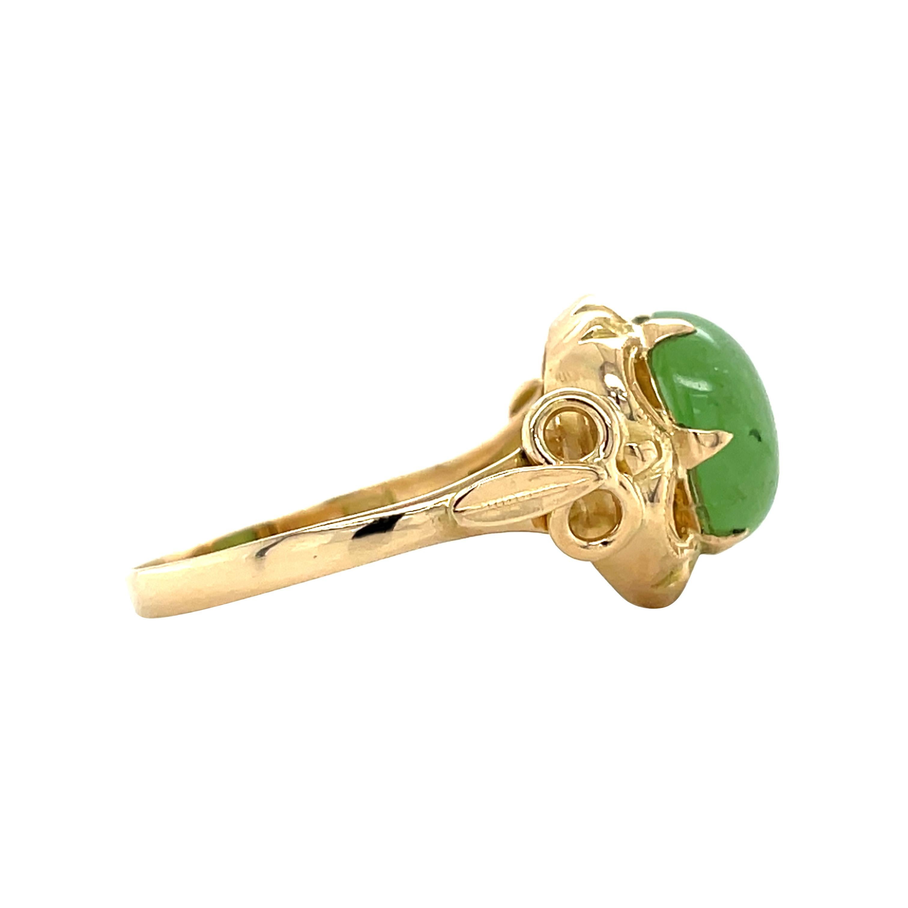 Cabochon Anello con cabochon di granato verde idrogrossulare di proprietà, oro giallo 14 carati in vendita