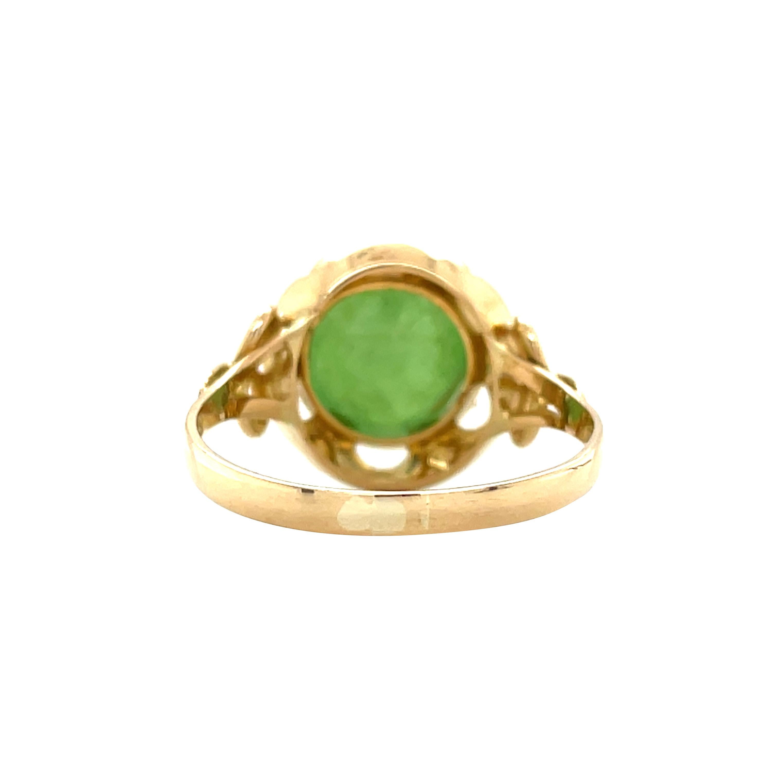 Anello con cabochon di granato verde idrogrossulare di proprietà, oro giallo 14 carati In condizioni ottime in vendita a AMSTERDAM, NL