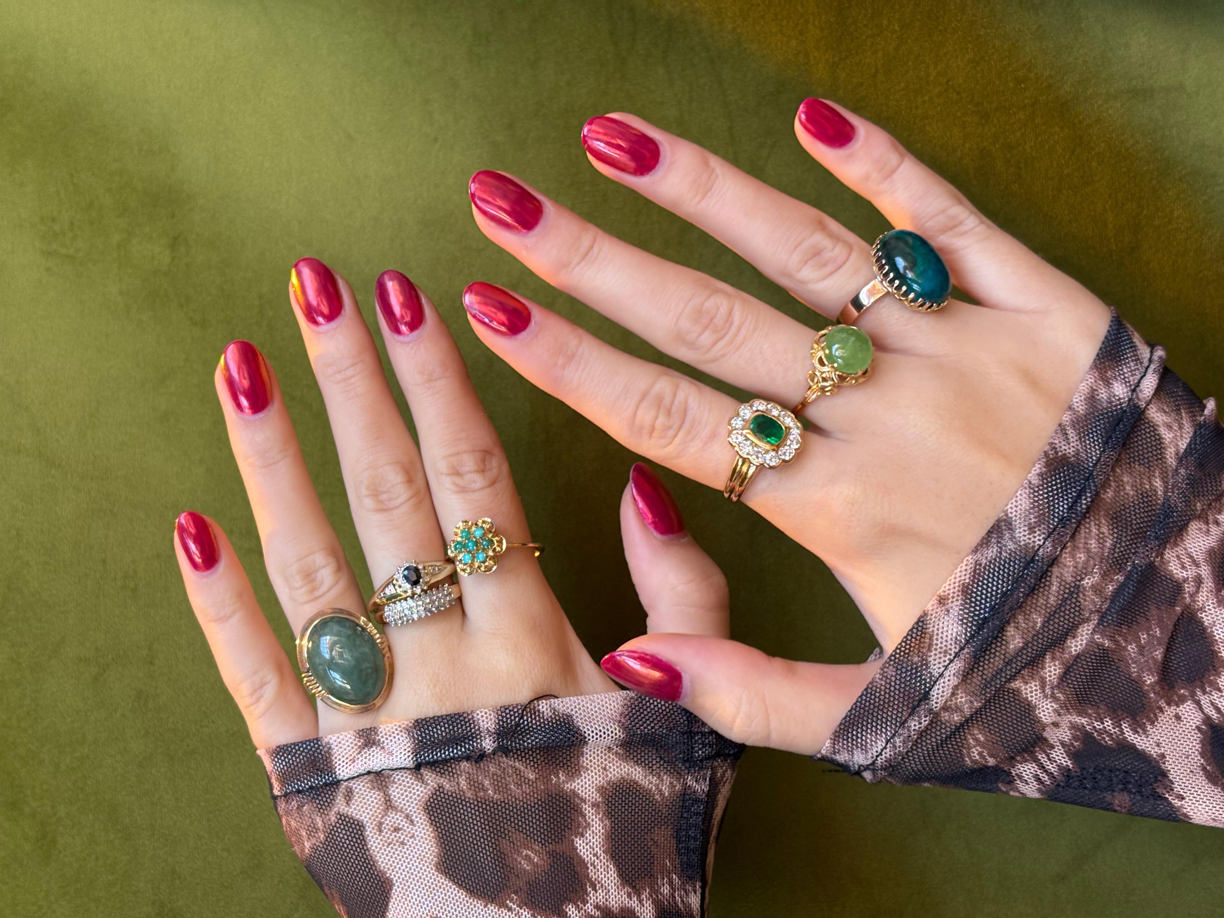 Donna Anello con cabochon di granato verde idrogrossulare di proprietà, oro giallo 14 carati in vendita