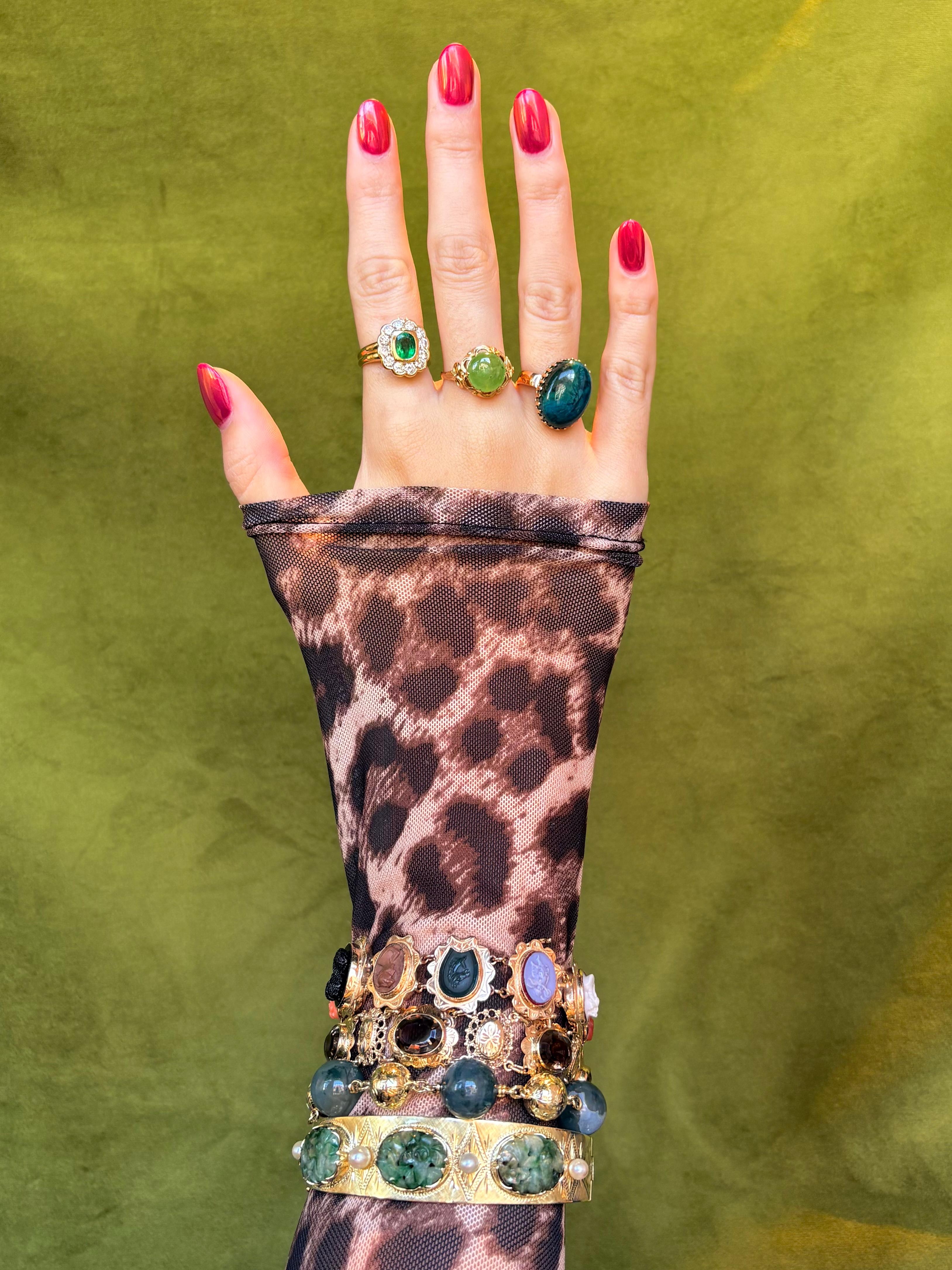 Anello con cabochon di granato verde idrogrossulare di proprietà, oro giallo 14 carati in vendita 1