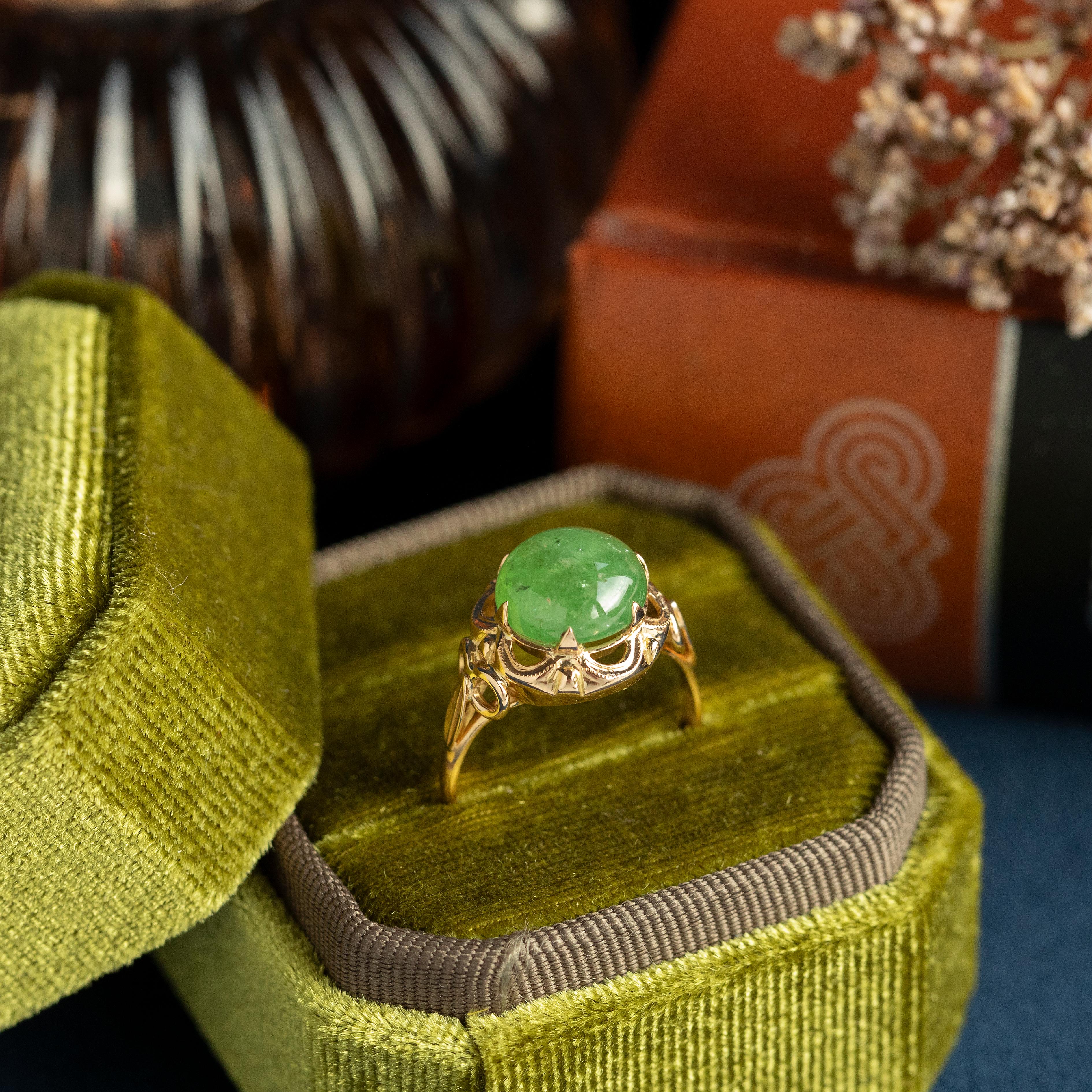 Anello con cabochon di granato verde idrogrossulare di proprietà, oro giallo 14 carati in vendita 4