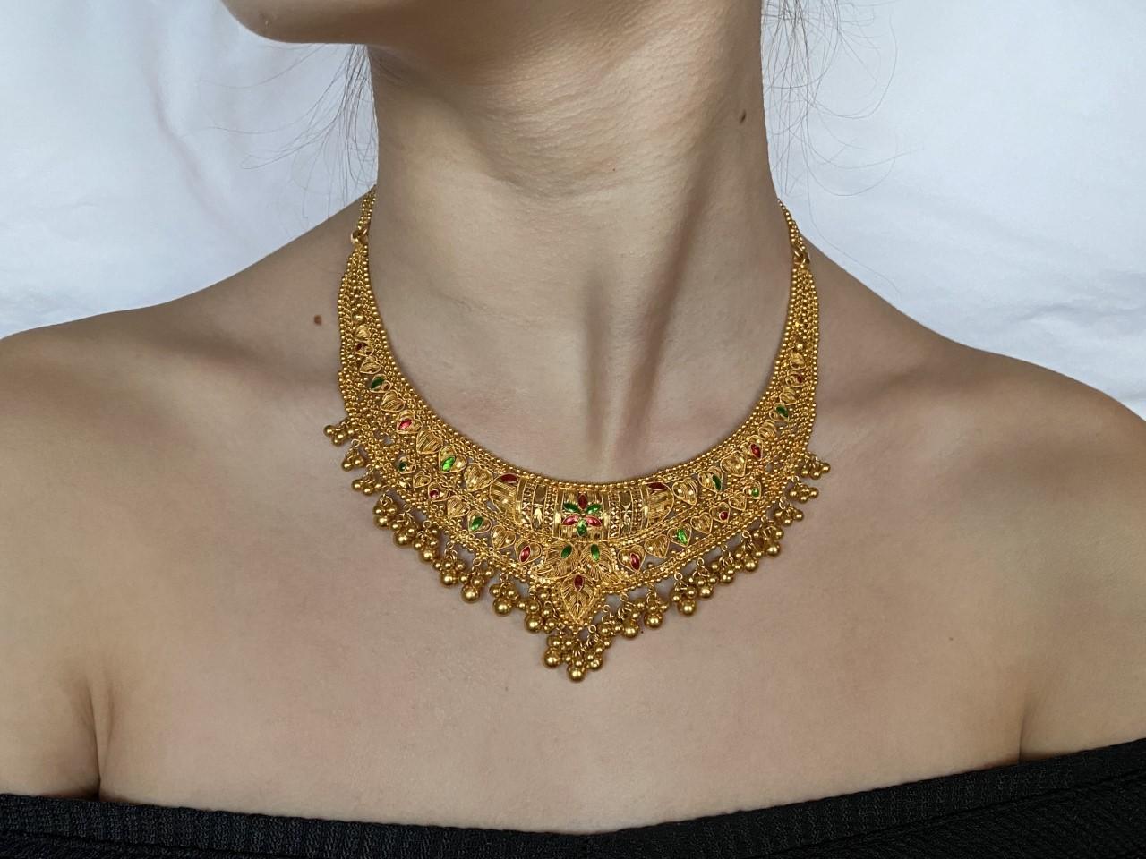 Nachlass indische Bib-Halskette aus 20kt Gelbgold und Emaille Damen