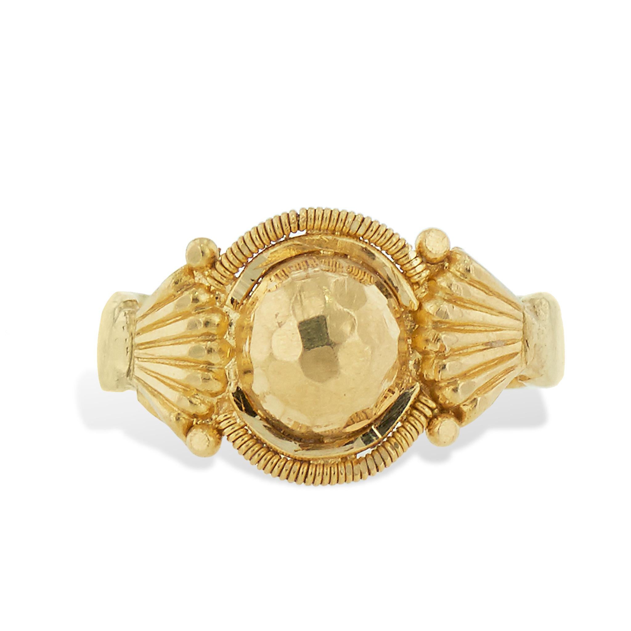 Estate Indian 22 Karat Yellow Gold Estate Ring In Excellent Condition For Sale In Miami, FL