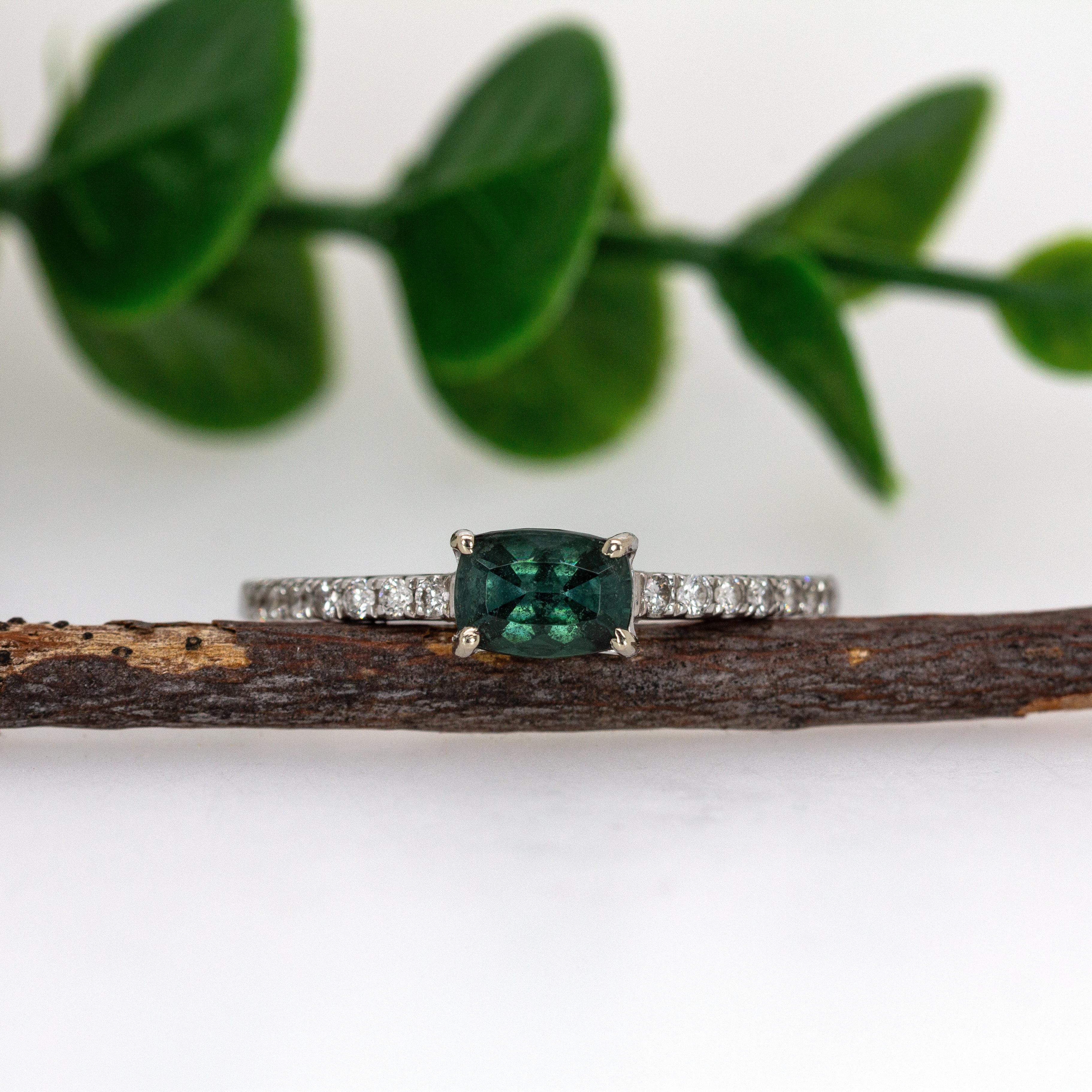 Contemporain Estate Indicolite Tourmaline Ring w Pave Diamond Shank in 14K Gold  CU 6x4mm en vente