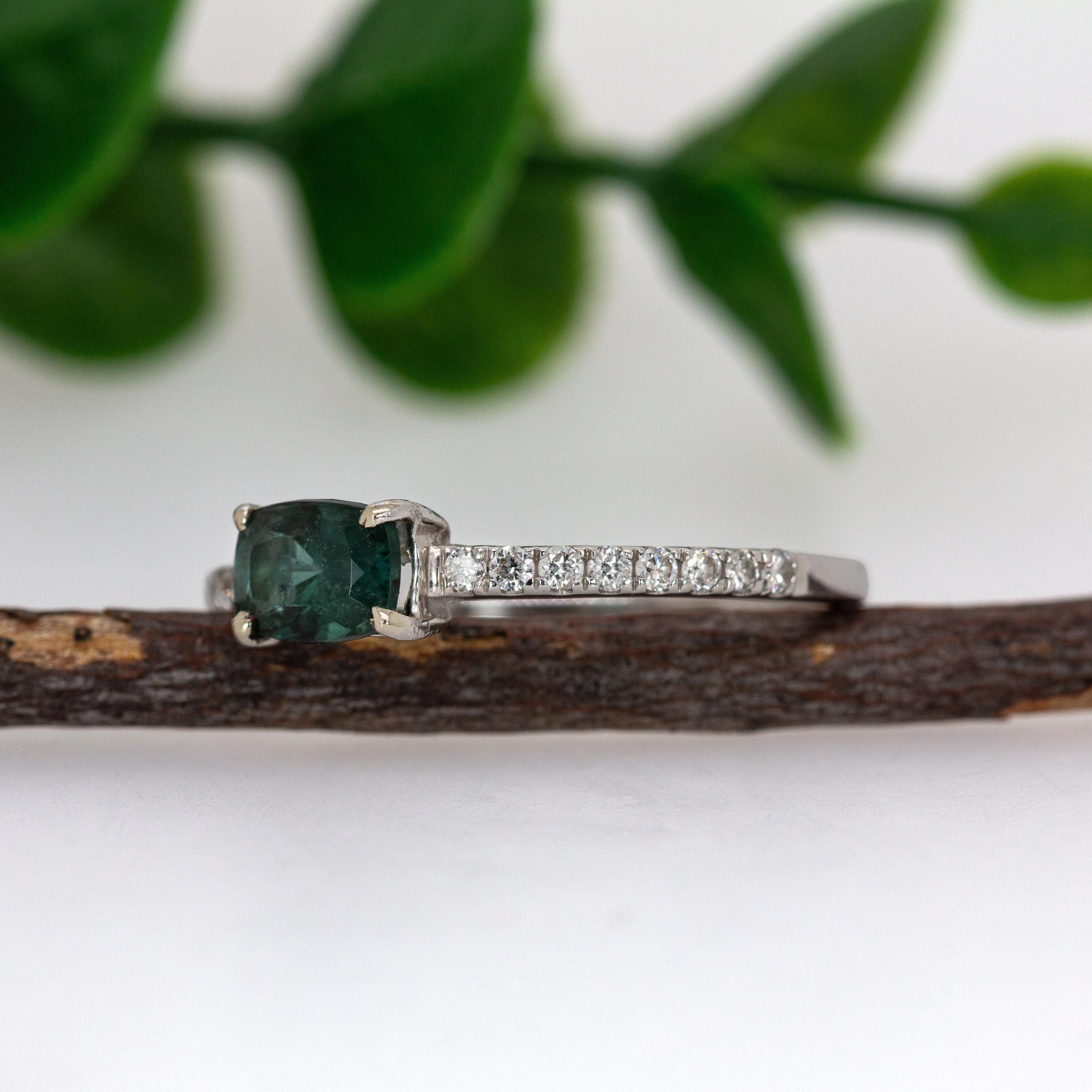 Taille coussin Estate Indicolite Tourmaline Ring w Pave Diamond Shank in 14K Gold  CU 6x4mm en vente